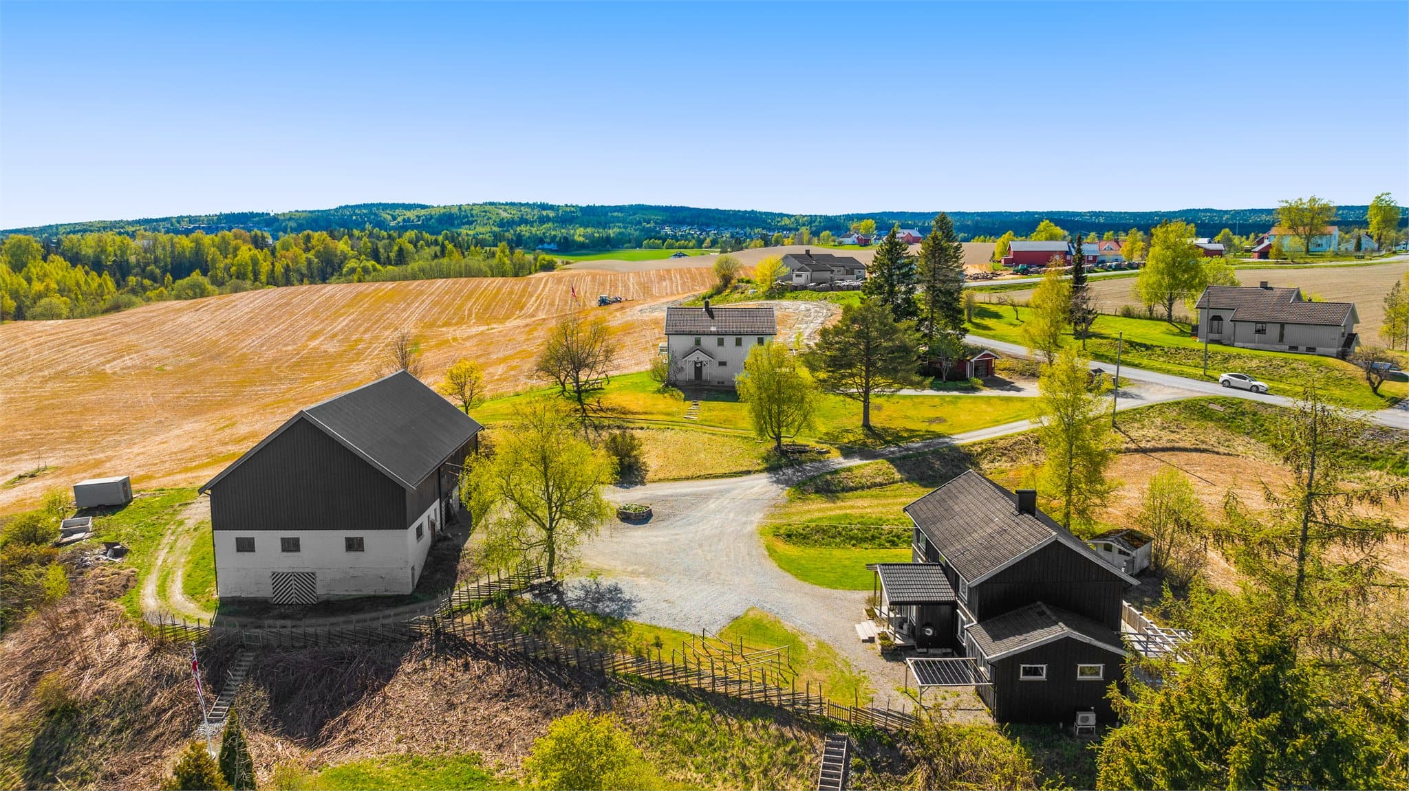 Fra eiendommen er det kort vei Ask sentrum, ca. 2,5 km, men barne- og ungdomsskole, barnehage, butikker, legesenter, vinmonopol og spisesteder.