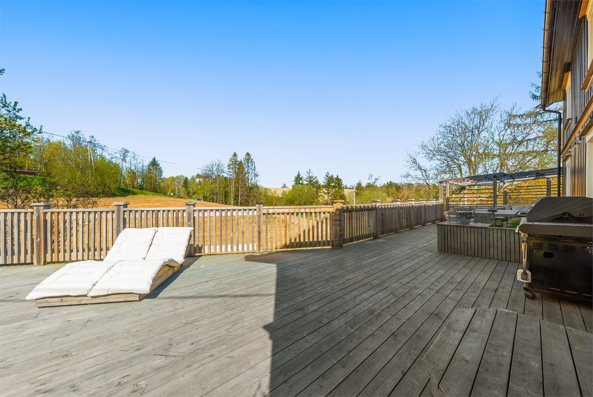 Store terrasser med god plass til flere sittegrupper og lange sommerkvelder.