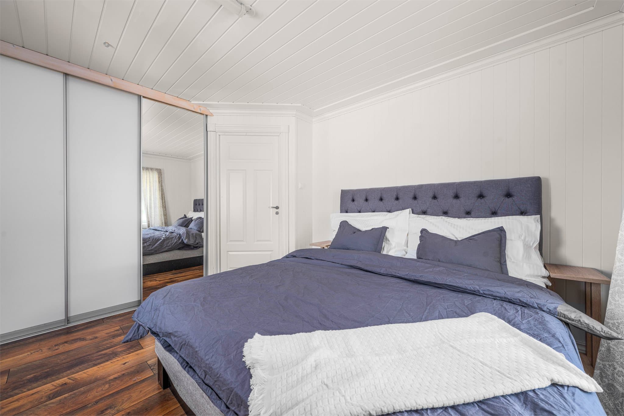 Romslig skyvedørsgarderobe på hovedsoverom.