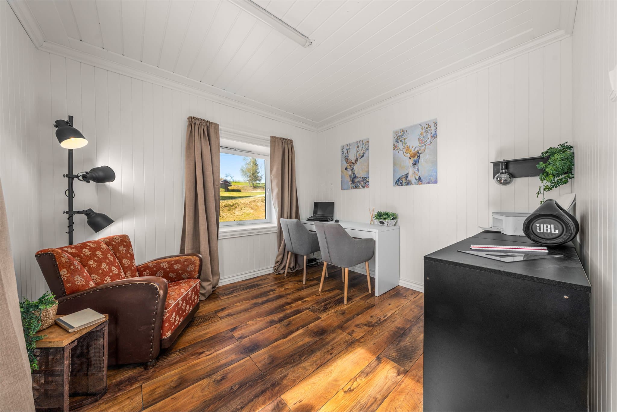 Soverom, hjemmekontor eller hobbyrom. Det er rikelig med plass i hovedhuset.