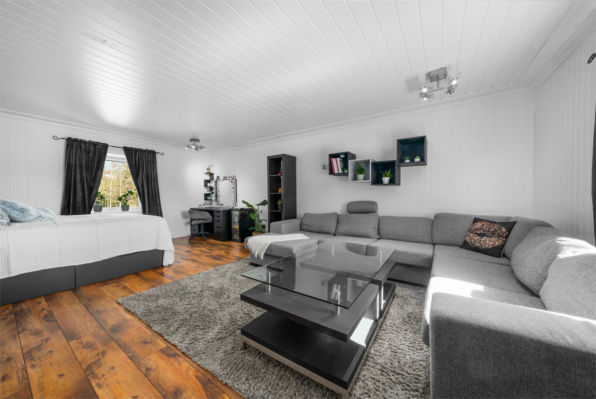 Stort soverom i hovedhus - et perfekt ungdomsrom med plass for stor seng, sofa og sminkebord.