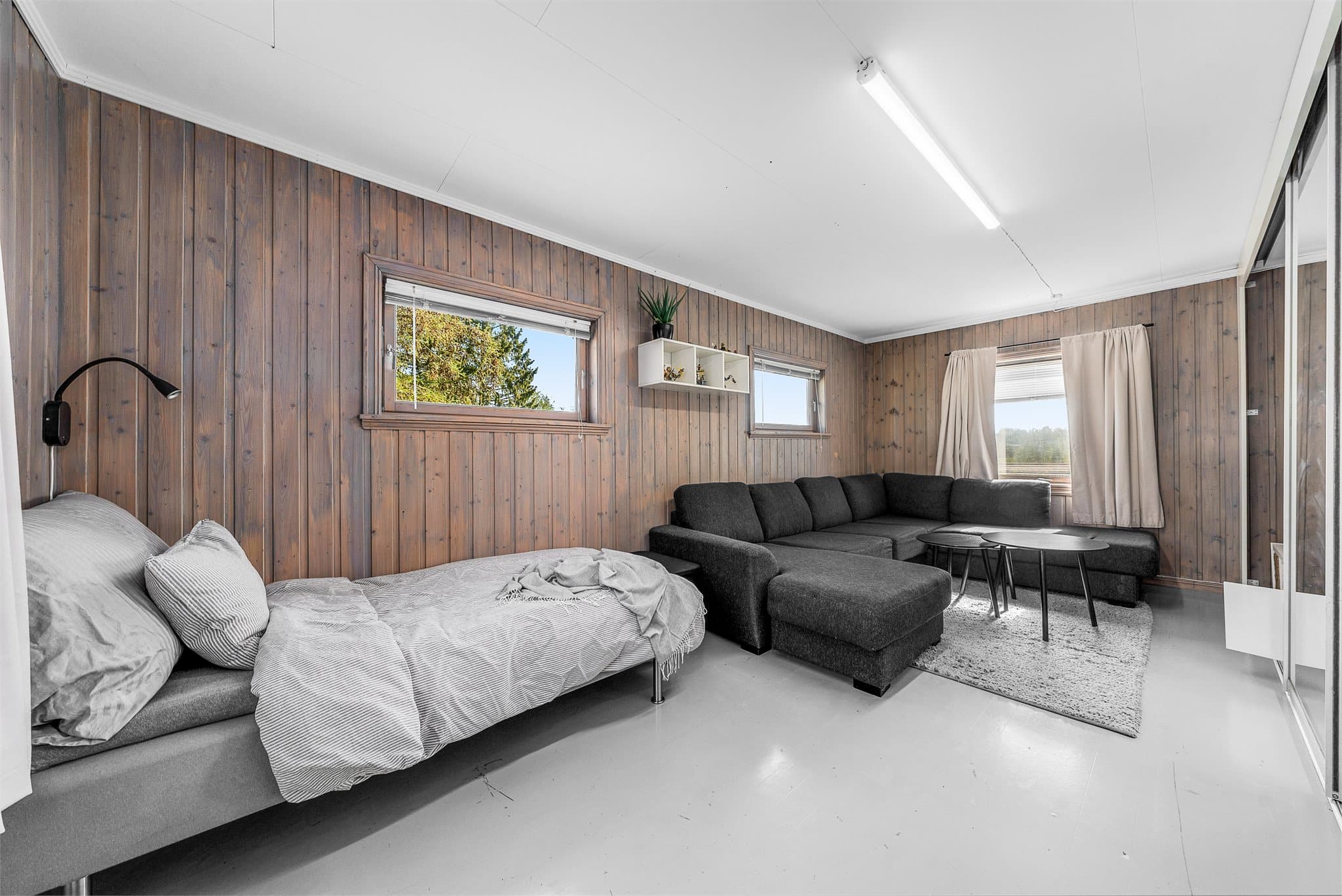 Soverom med skyvedørsgarderobe - også med plass til sofa!