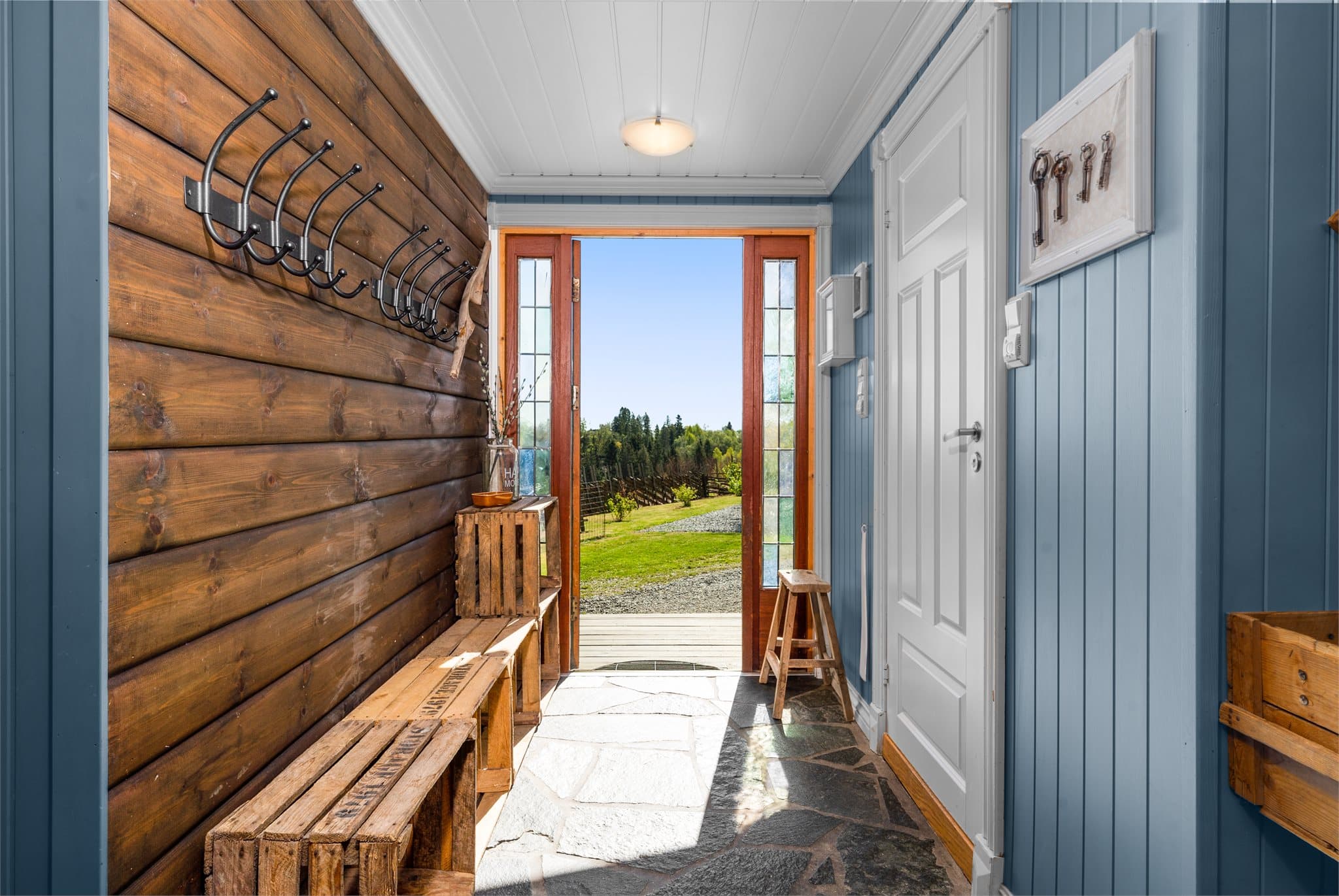 Velkommen inn! Godt med plass til yttertøy og sko.
