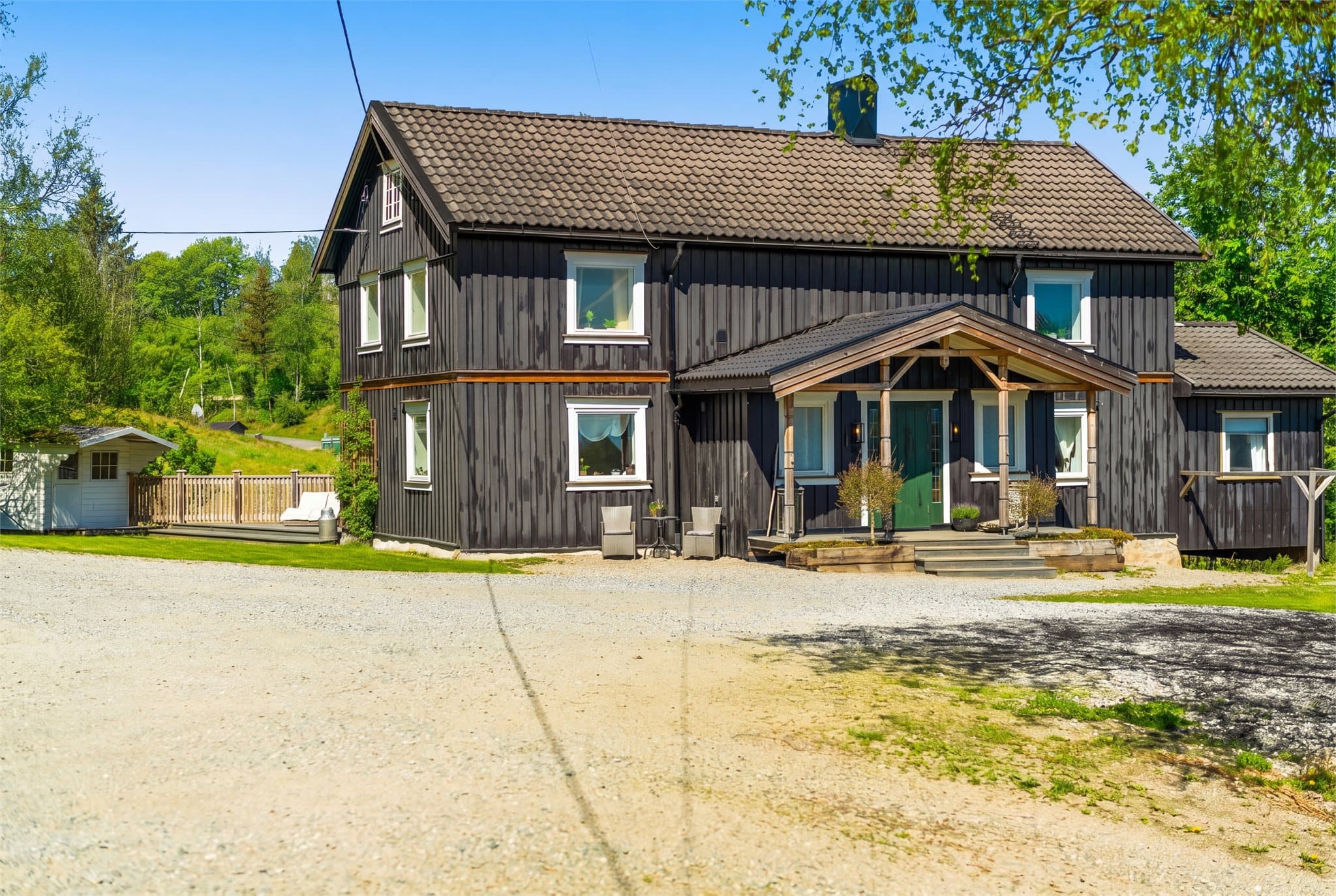 Eiendommen består av hovedhus, kårbolig og låve.