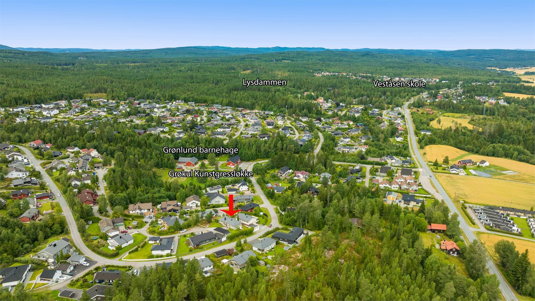 Kort vei til barnehage, skole og rekreasjonsmuligheter. Ved Grønlund barnehage er det kunstgressbane, akebakke og grillhytte.