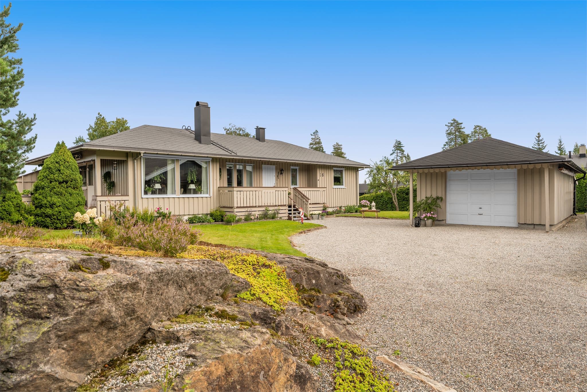 Boligen ligger innerst i blindvei. Det er rikelig med biloppstillingsplass samt parkering garasje.