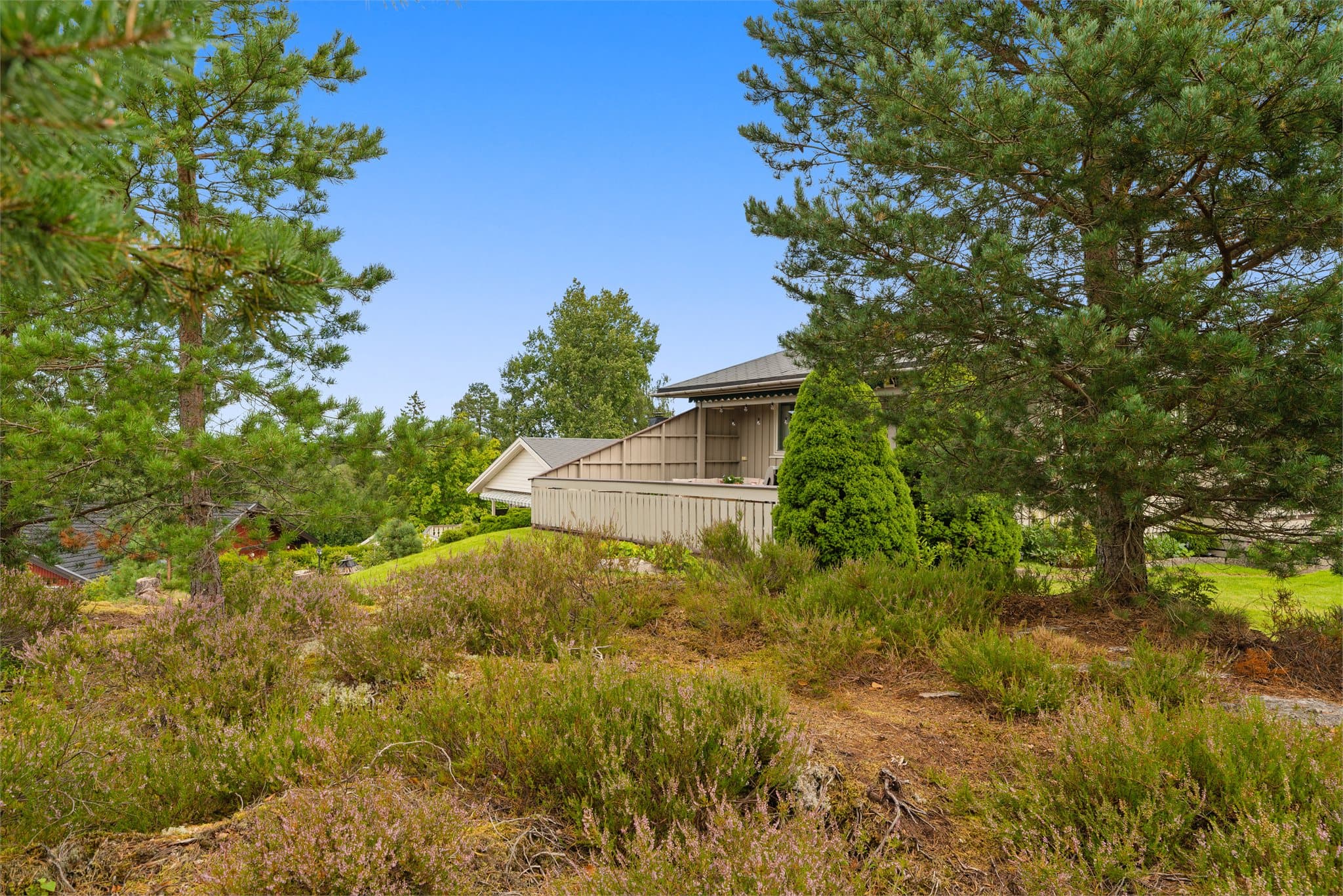 Boligen ligger høyt i terrenget.