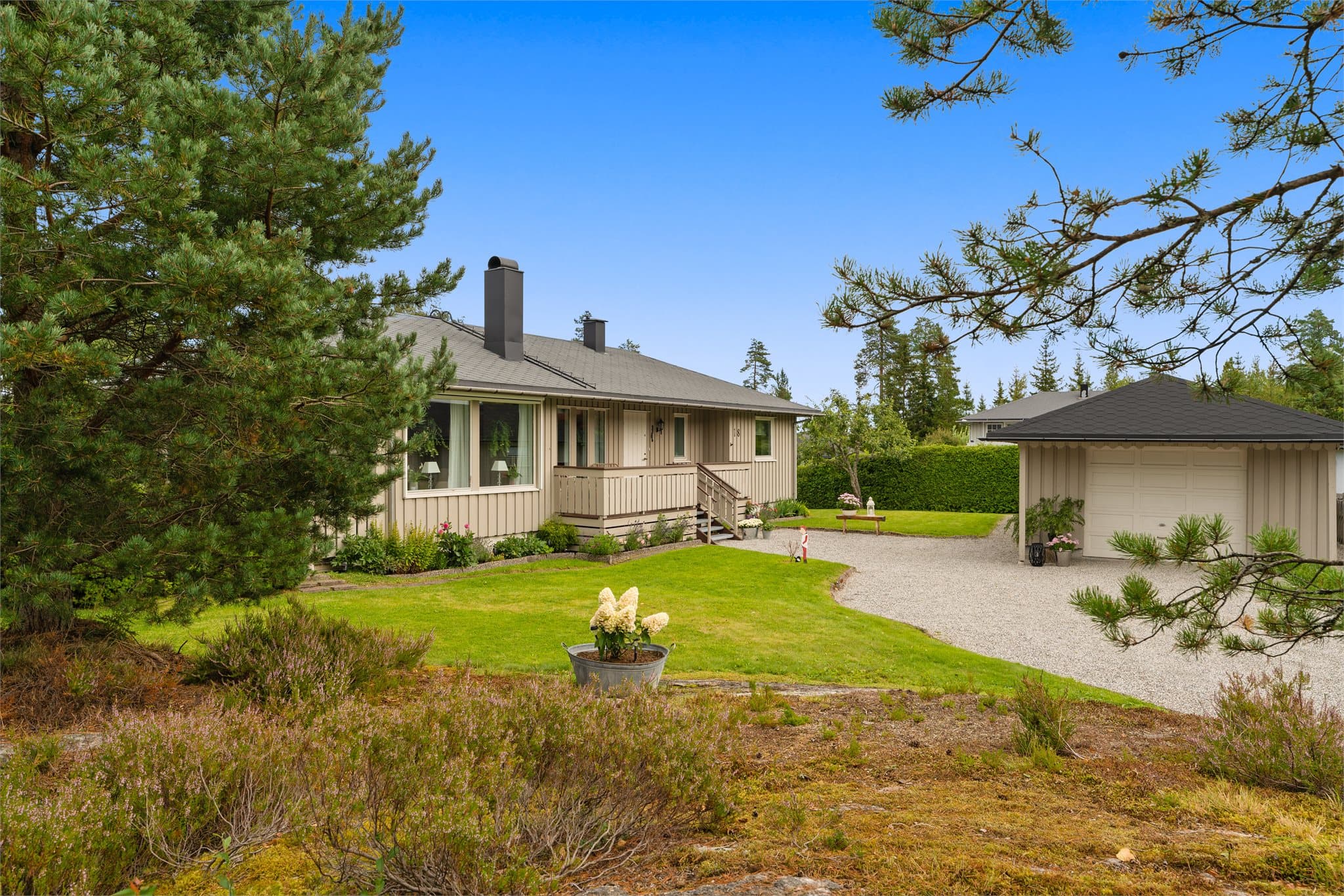 Hagen består av plenareal, naturtomt og prydbusker og blomster.