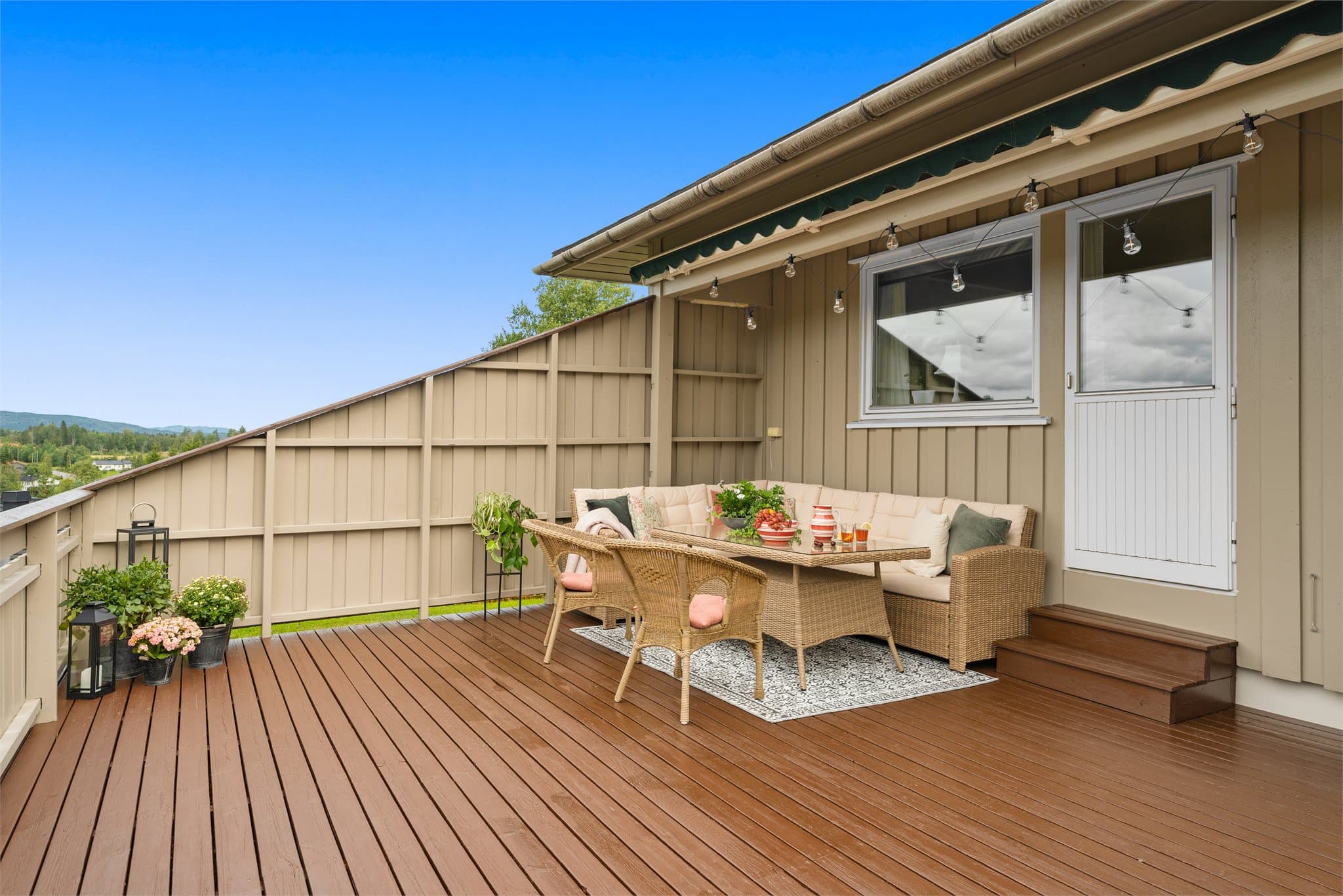 Herlige uteplasser med god plass til det man måtte ønske av utemøblement.