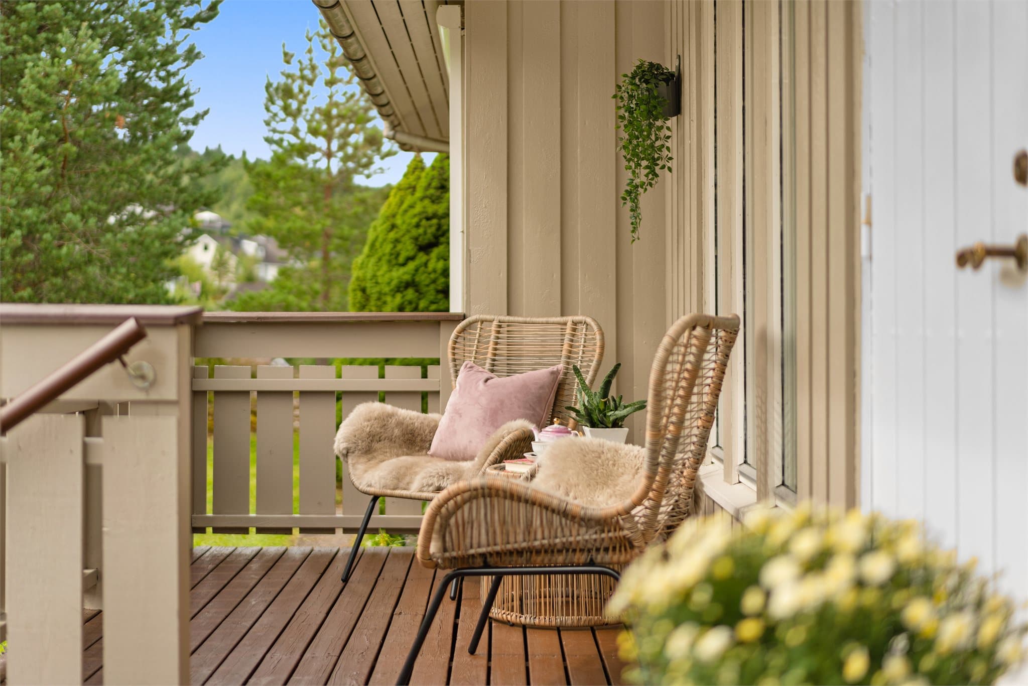 Fin uteplass ved inngangsparti hvor morgenkaffen kan nytes.