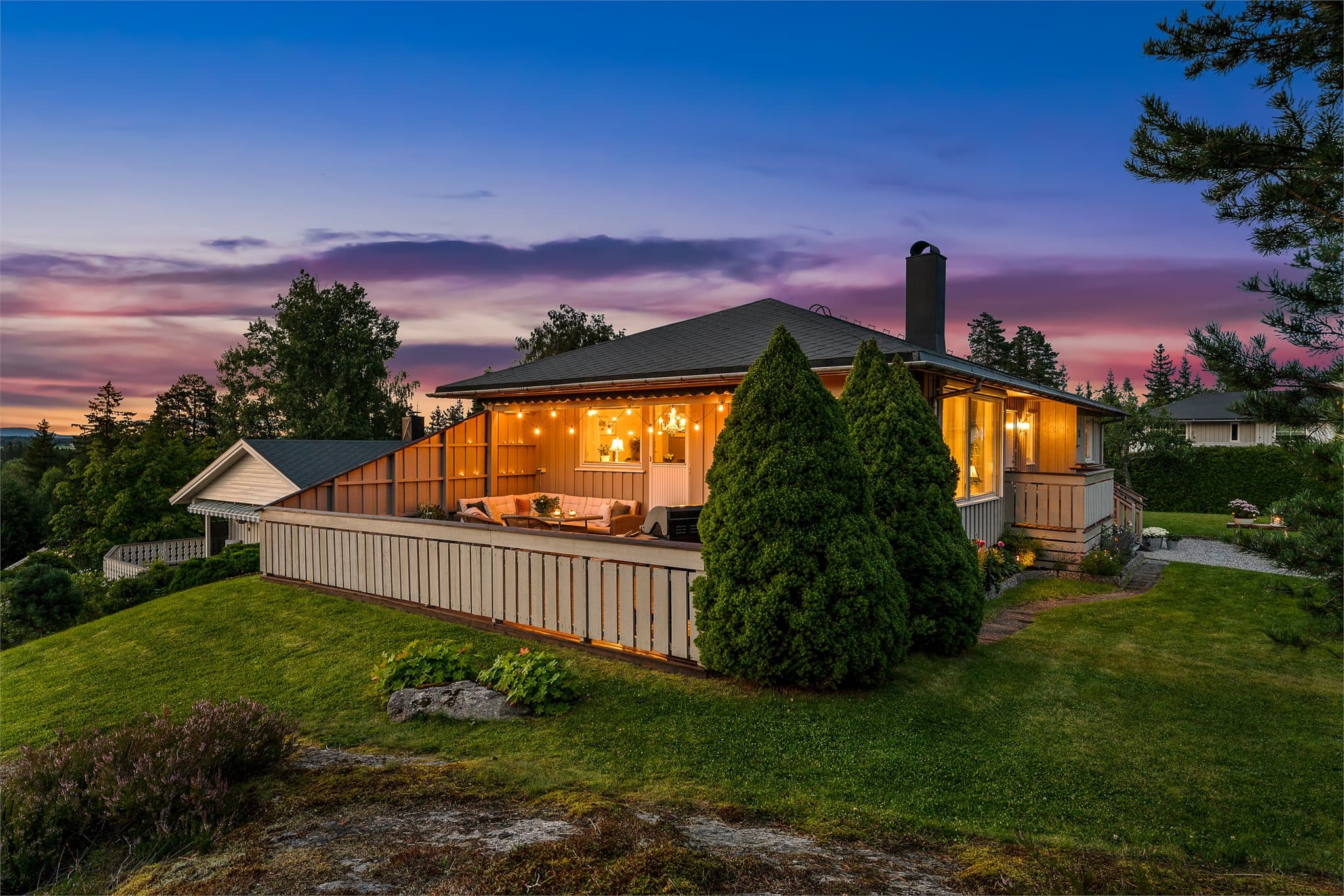 Eiendommen har noe naturtomt og er pent opparbeidet.