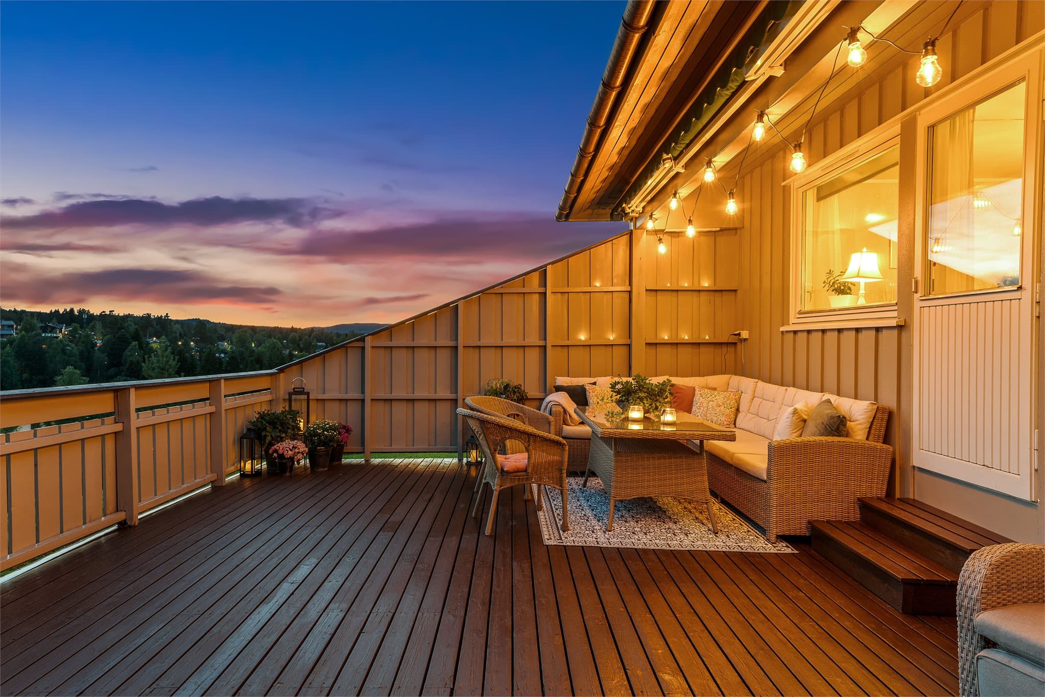 Kveldsstemning på uteplassen.