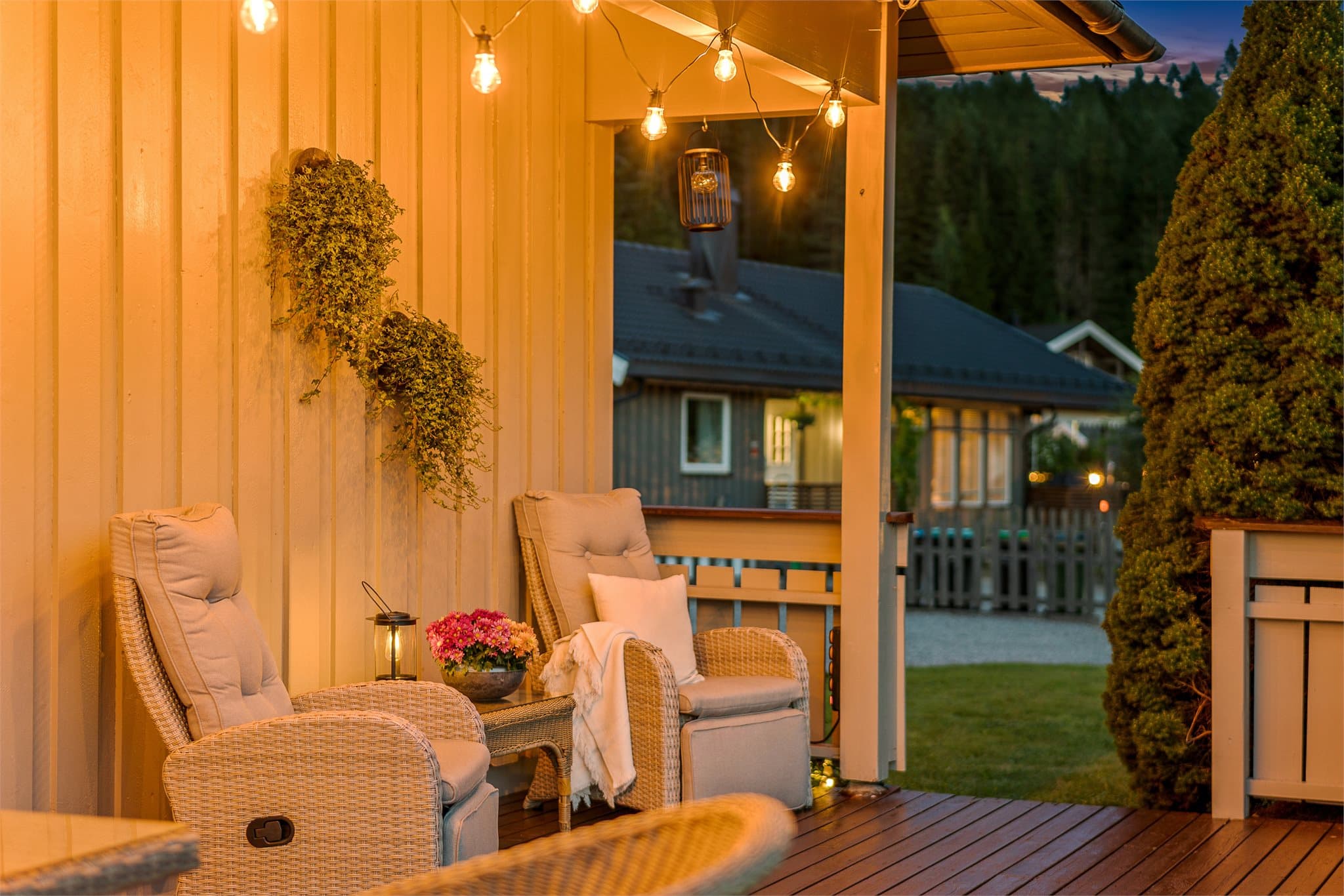 Kveldsstemning på uteplassen.