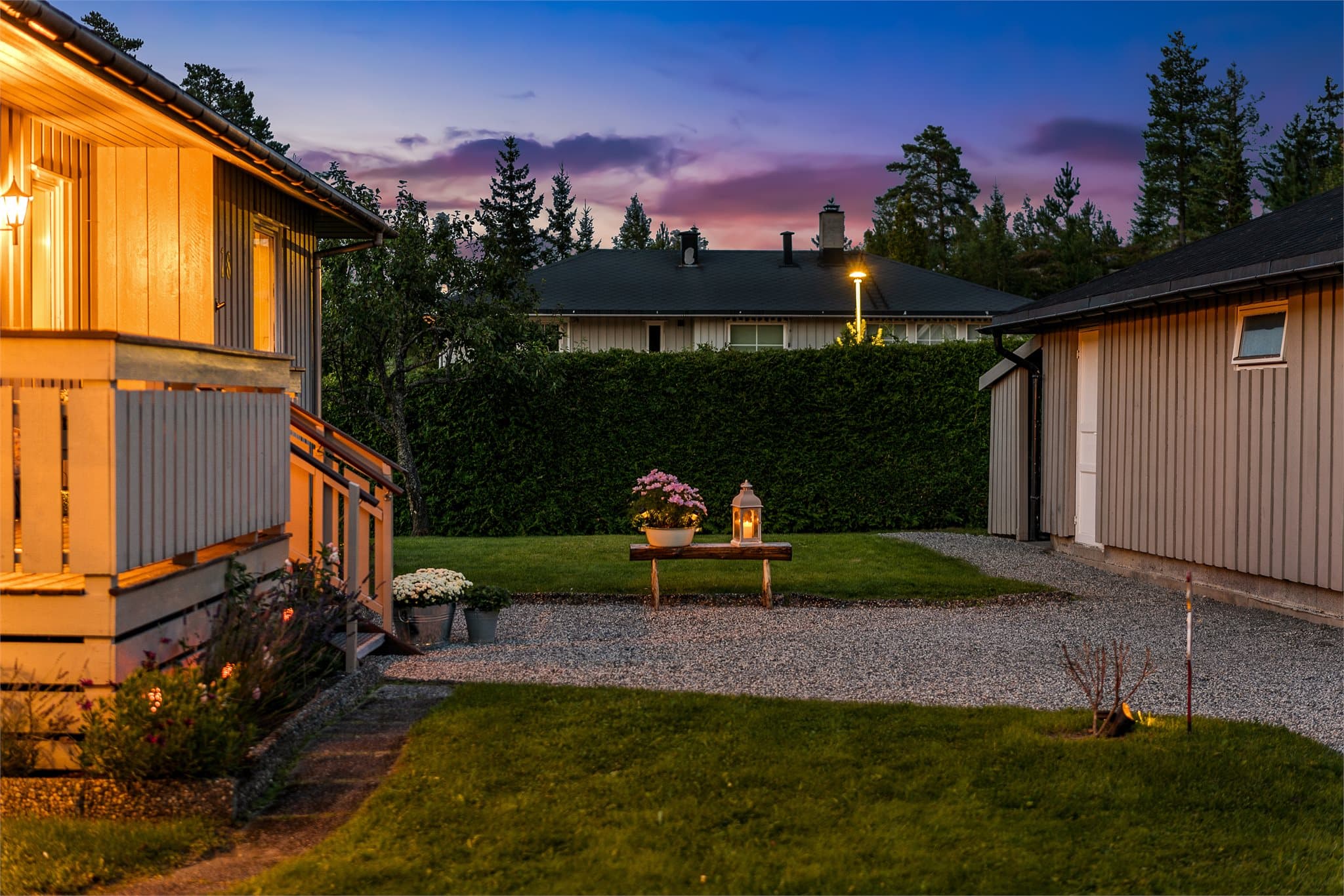 Velkommen! Fin uteplass også ved inngangsparti.