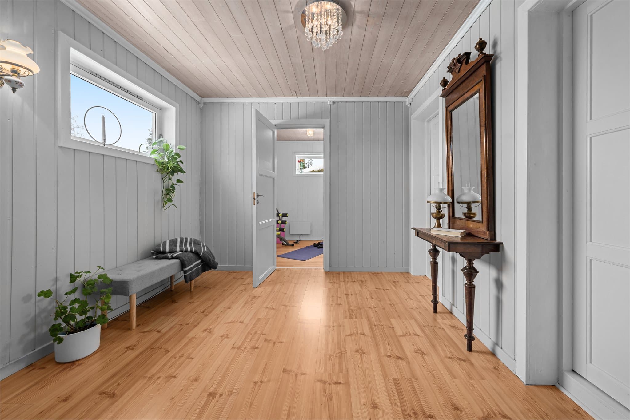 Rom innenfor har direkte utgang. Det er rikelig med bodplass i underetasjen.