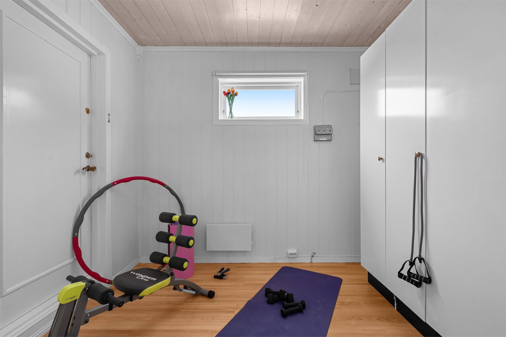 Underetasjen har egen inngang og entré. Registrert som sportsbod.