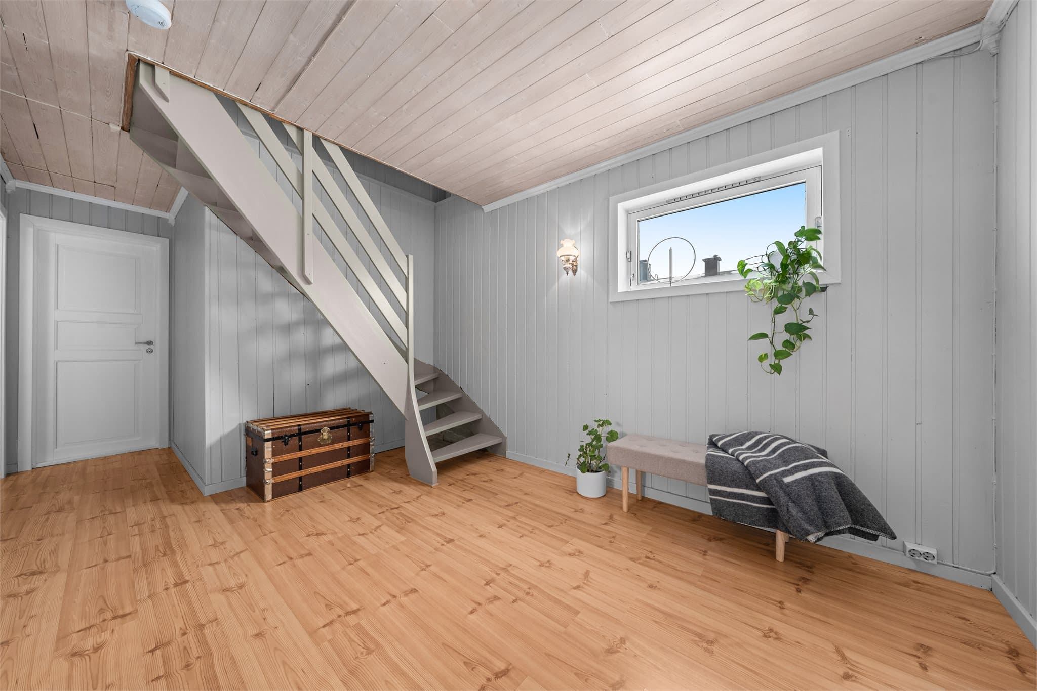 I underetasjen har man et romslig trapperom.