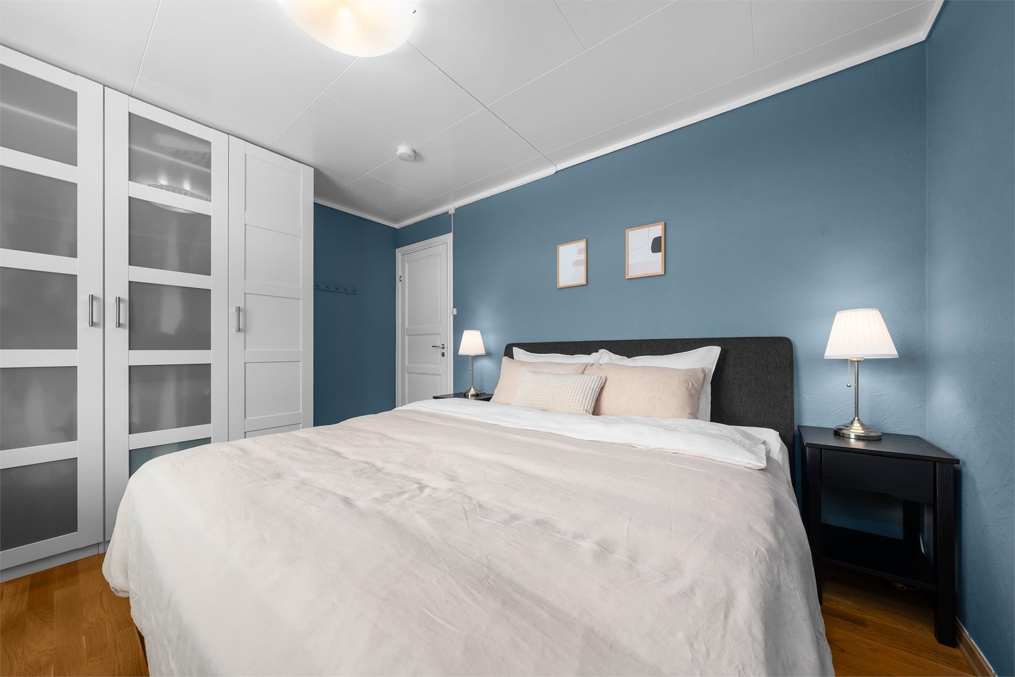 I hovedetasjen er det tre gode soverom med god plass for klesoppbevaring og seng.