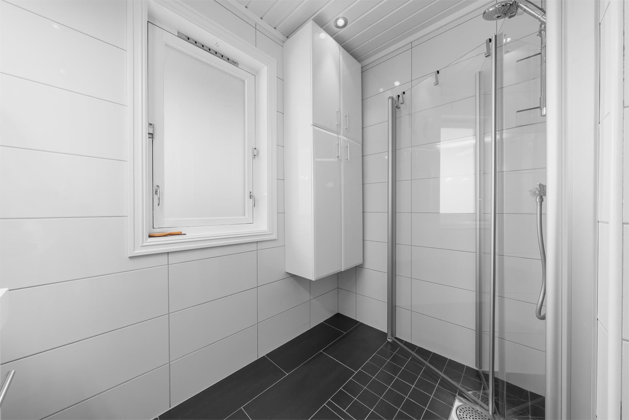 Veggskap gir ekstra oppbevaringsplass.