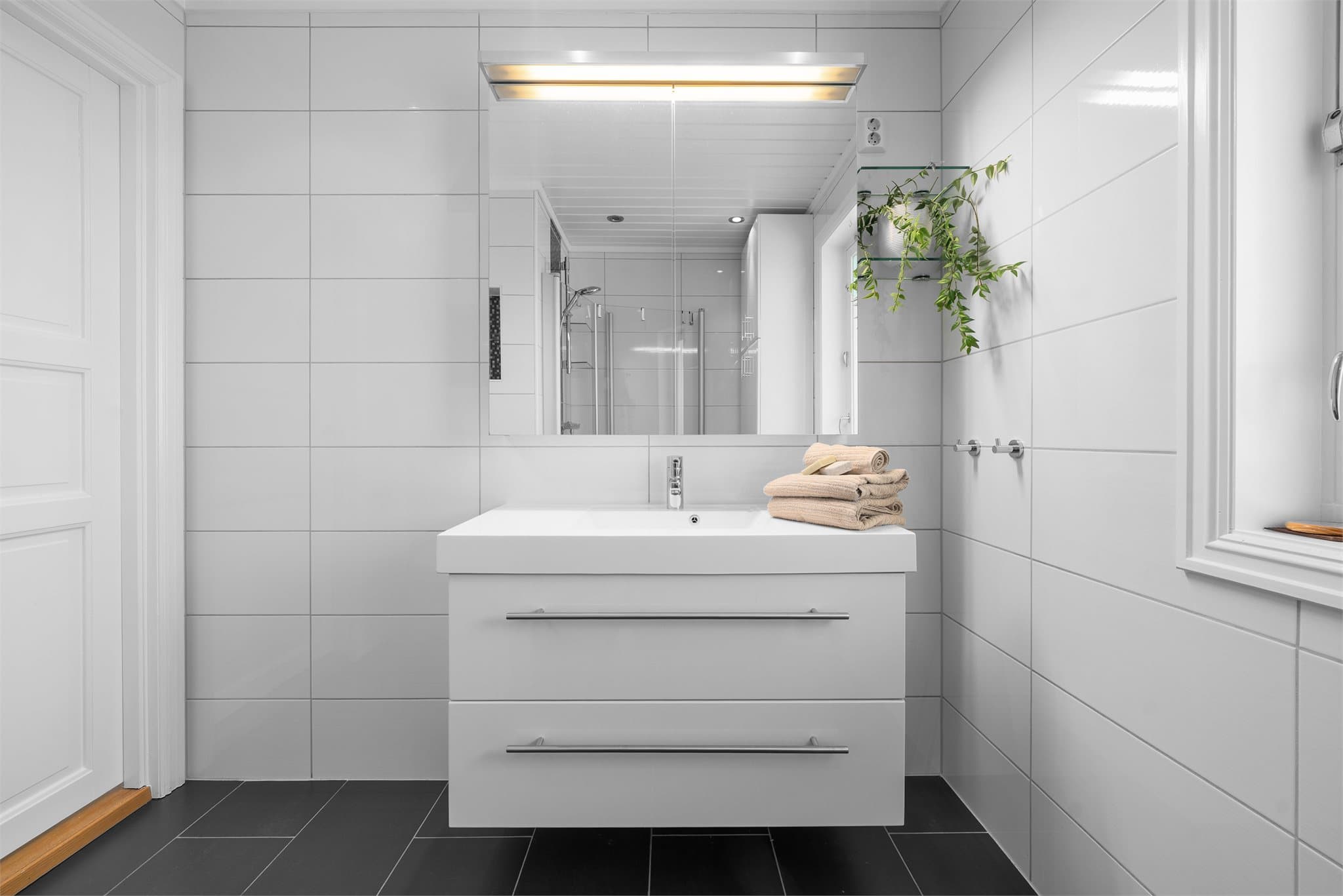 Tidløst baderom med gulvvarme som ble pusset opp i 2011.