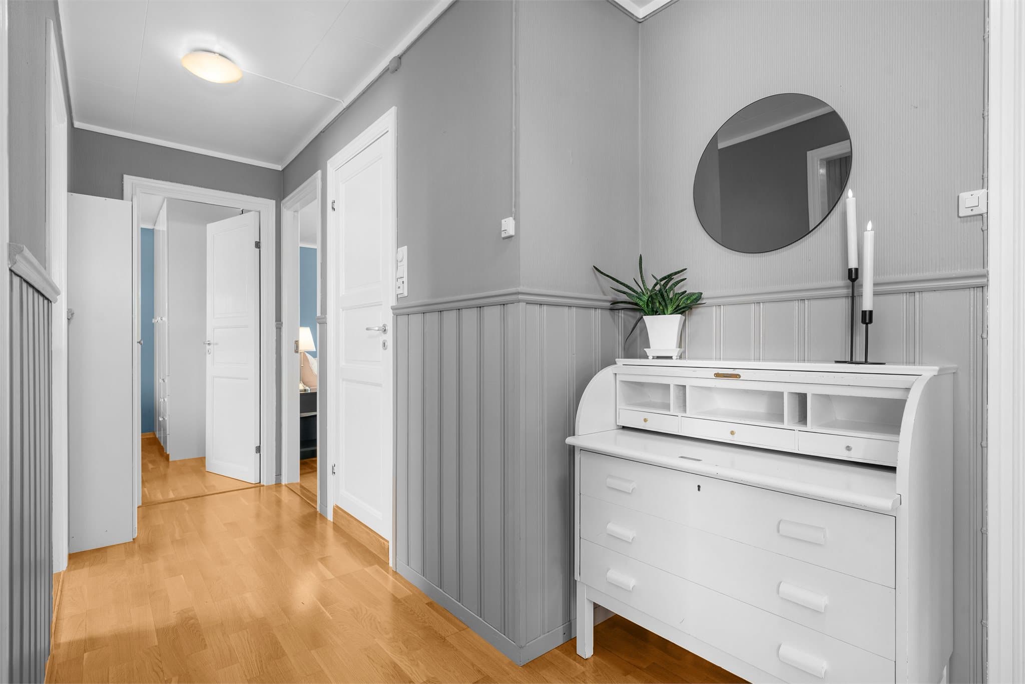 Fra vindfanget kommer du inn i en romslig gang med plass til oppbevaringsmøblement.