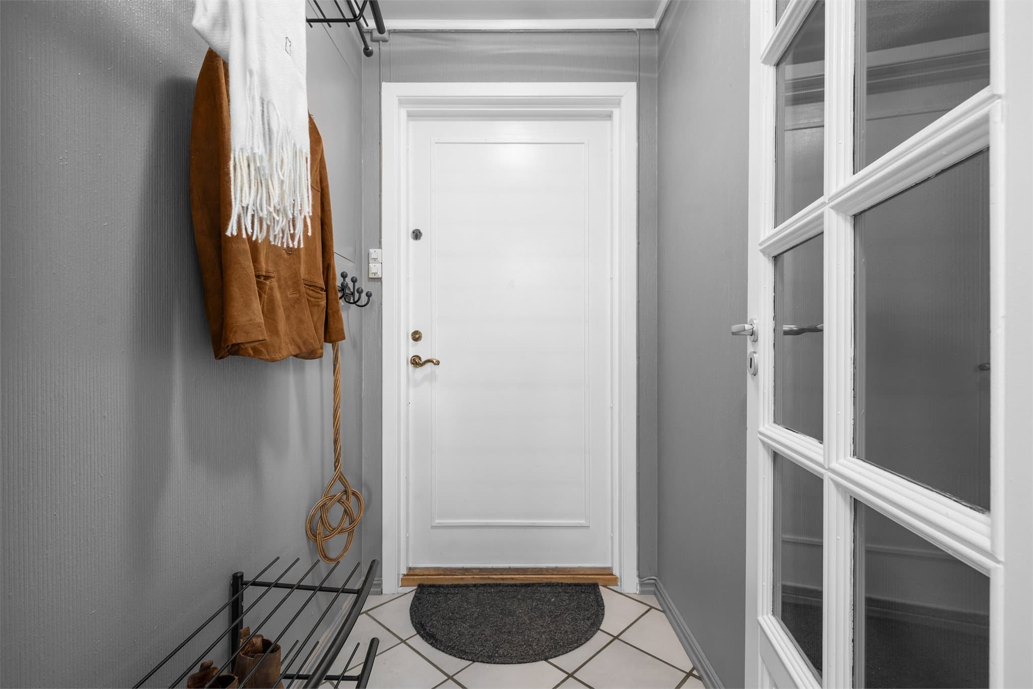 Velkommen inn! Entré med plass for yttertøy og sko.