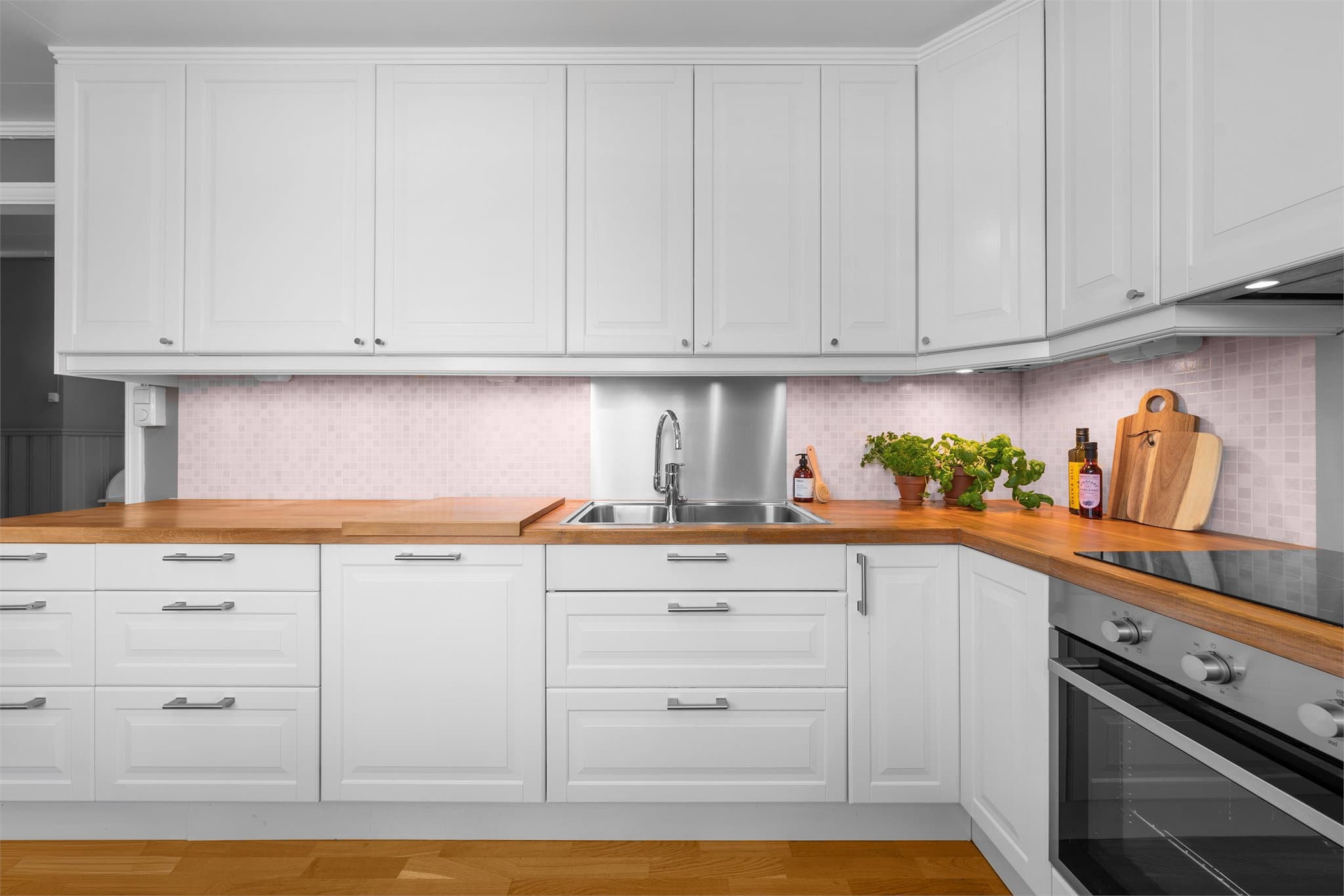 Rikelig med oppbevaringsplass i skap og skuffer, samt arbeidsplass på benk.