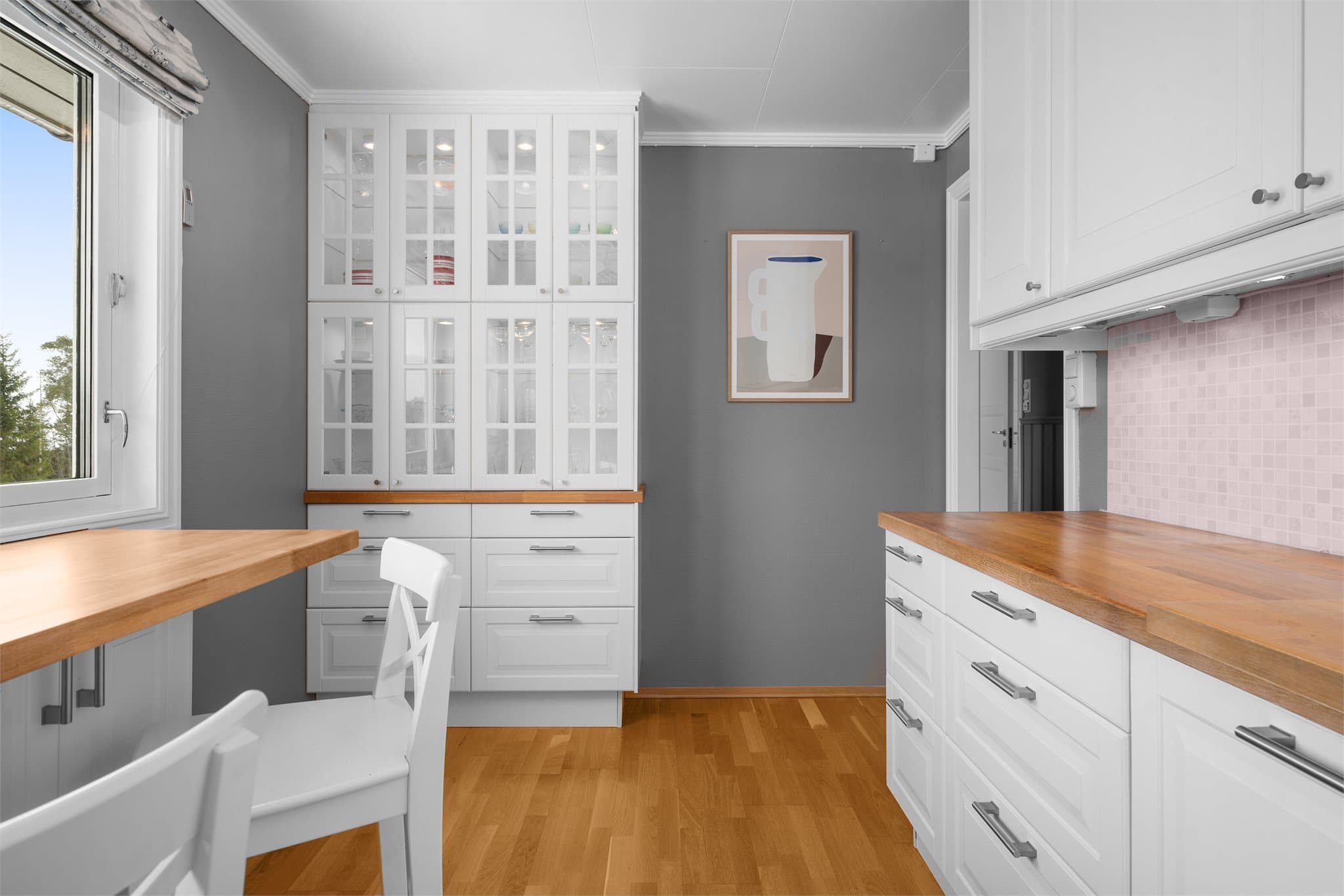 For ytterligere oppbevaring har man vitrineskap og skuffeseksjon.