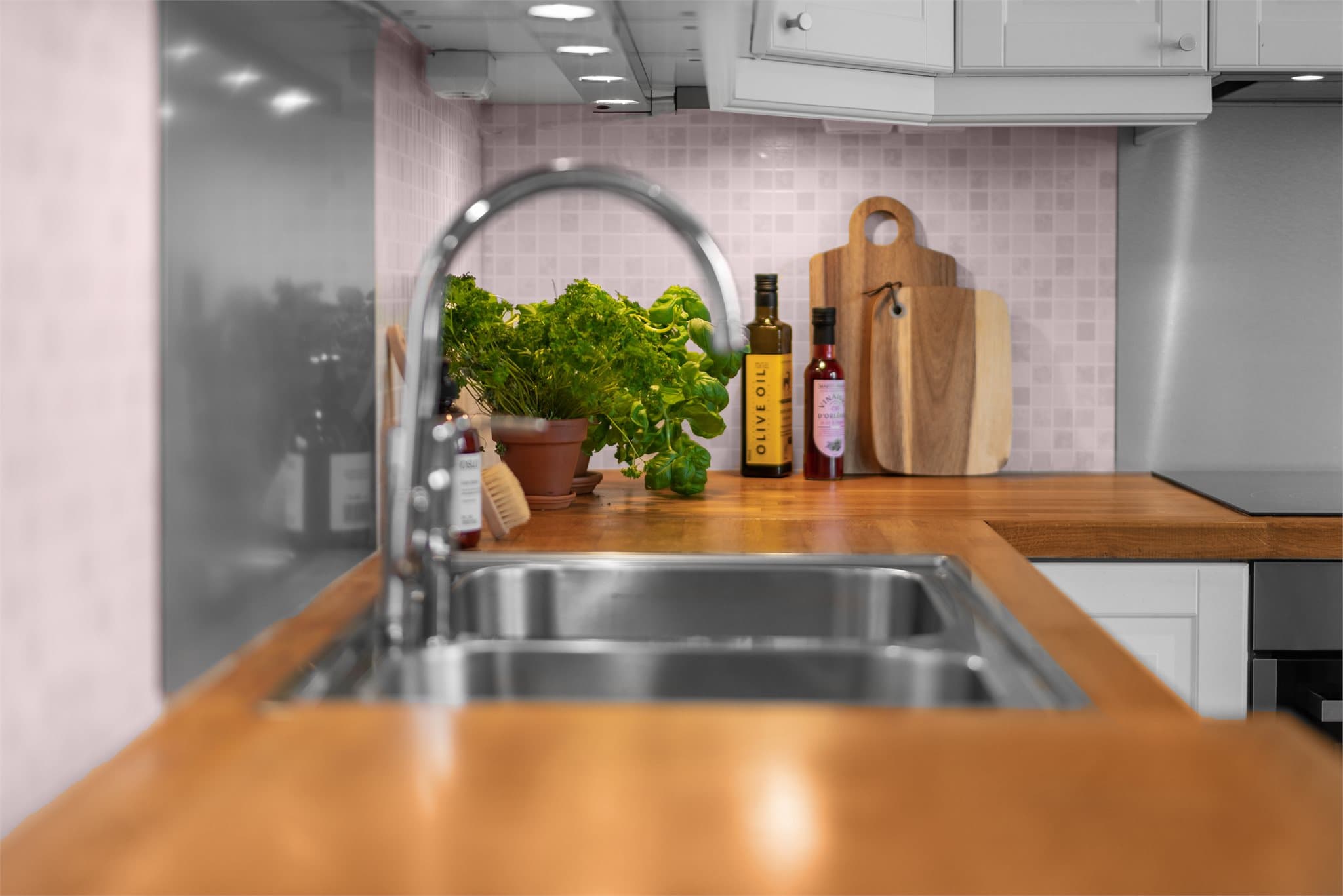 Innredningen har integrert koketopp, stekeovn, kjøleskap og oppvaskmaskin.