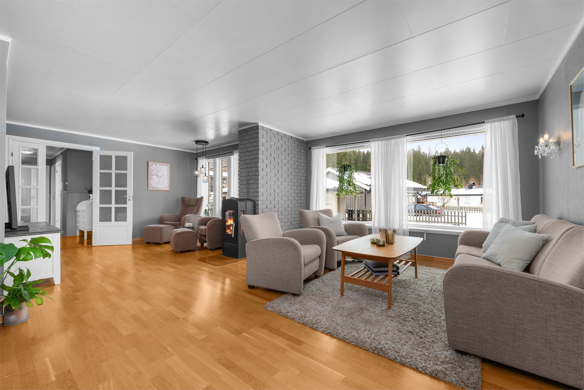 Stuen er av god størrelse med plass for flere møbelsoner.