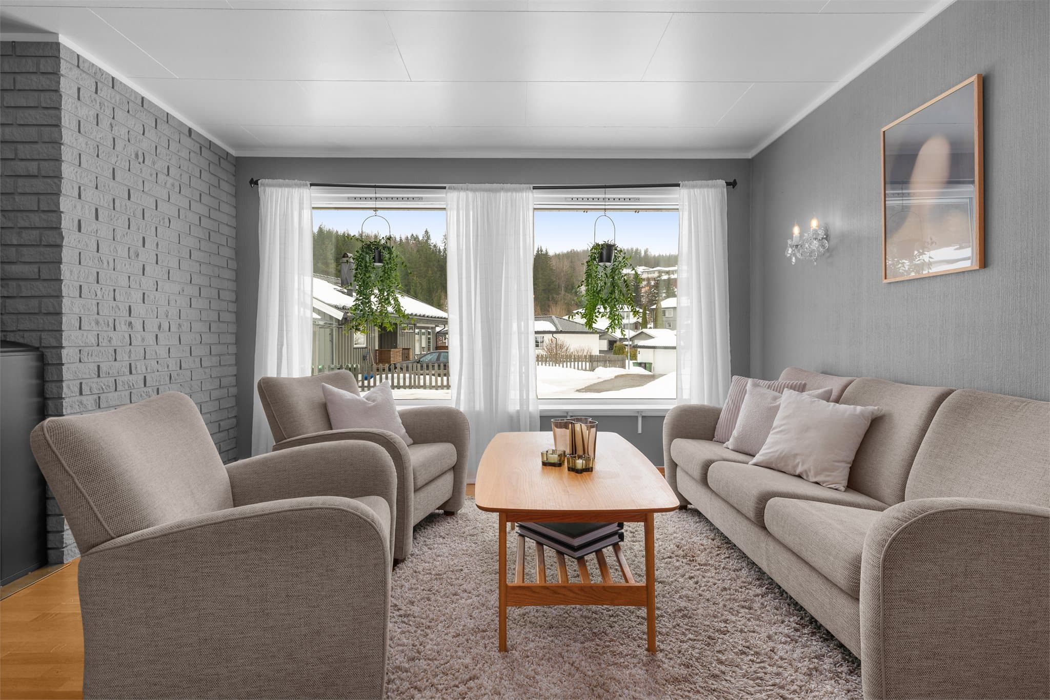 Stuen har flere vindusflater for rikelig med naturlig lysinnslipp.