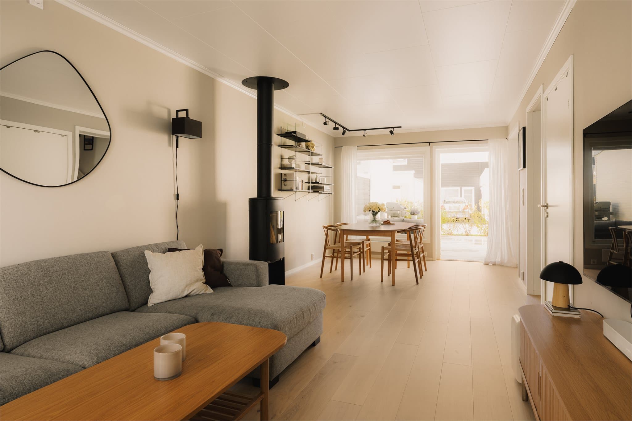 Fra entreen kommer man inn til boligen stue og videre til kjøkkenet. Man har også en praktisk innvendig bod med adkomst fra stue.