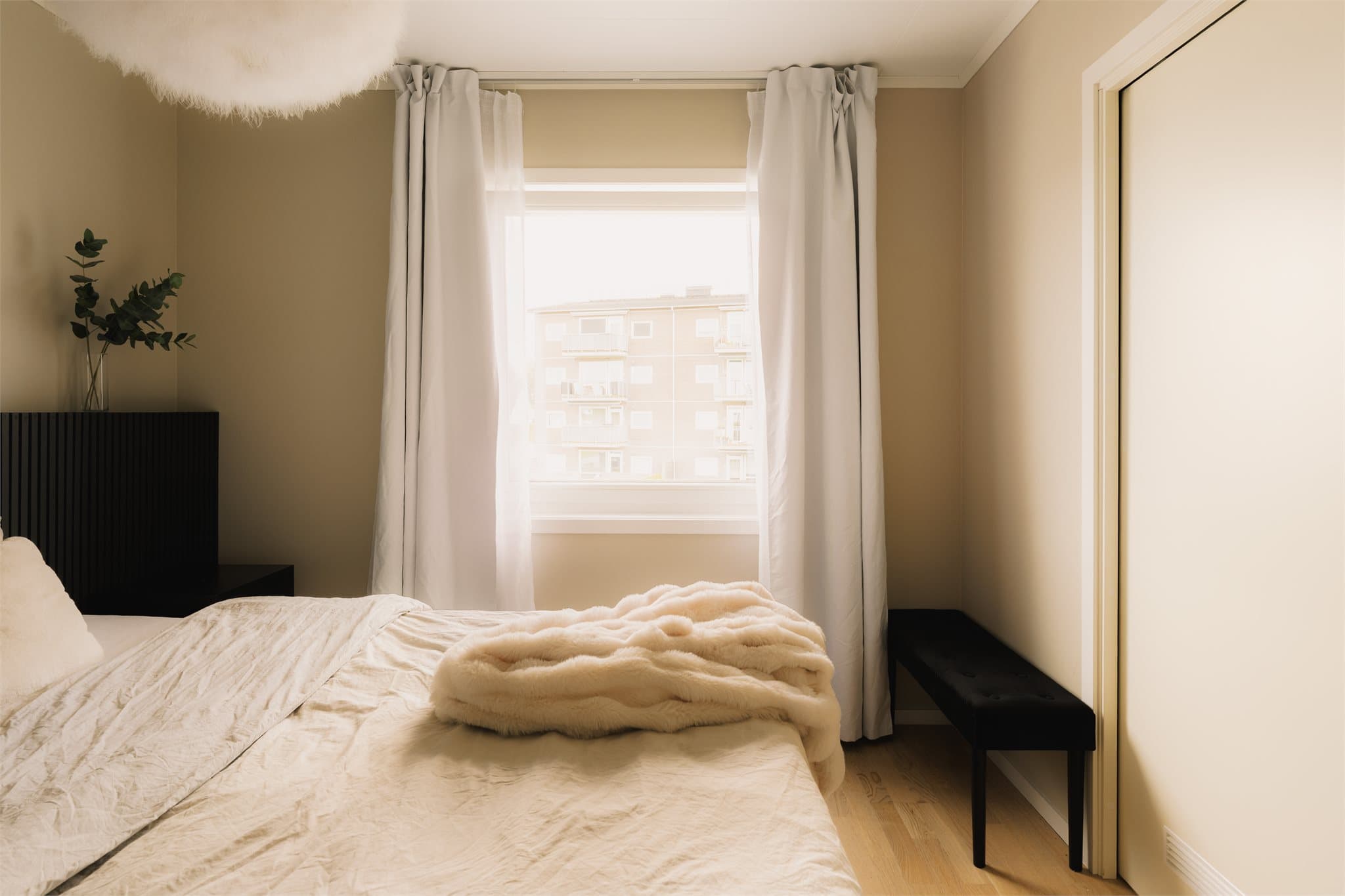 I tilknytning hovedsoverommet har man adkomst til praktisk walk-in closet/bod.