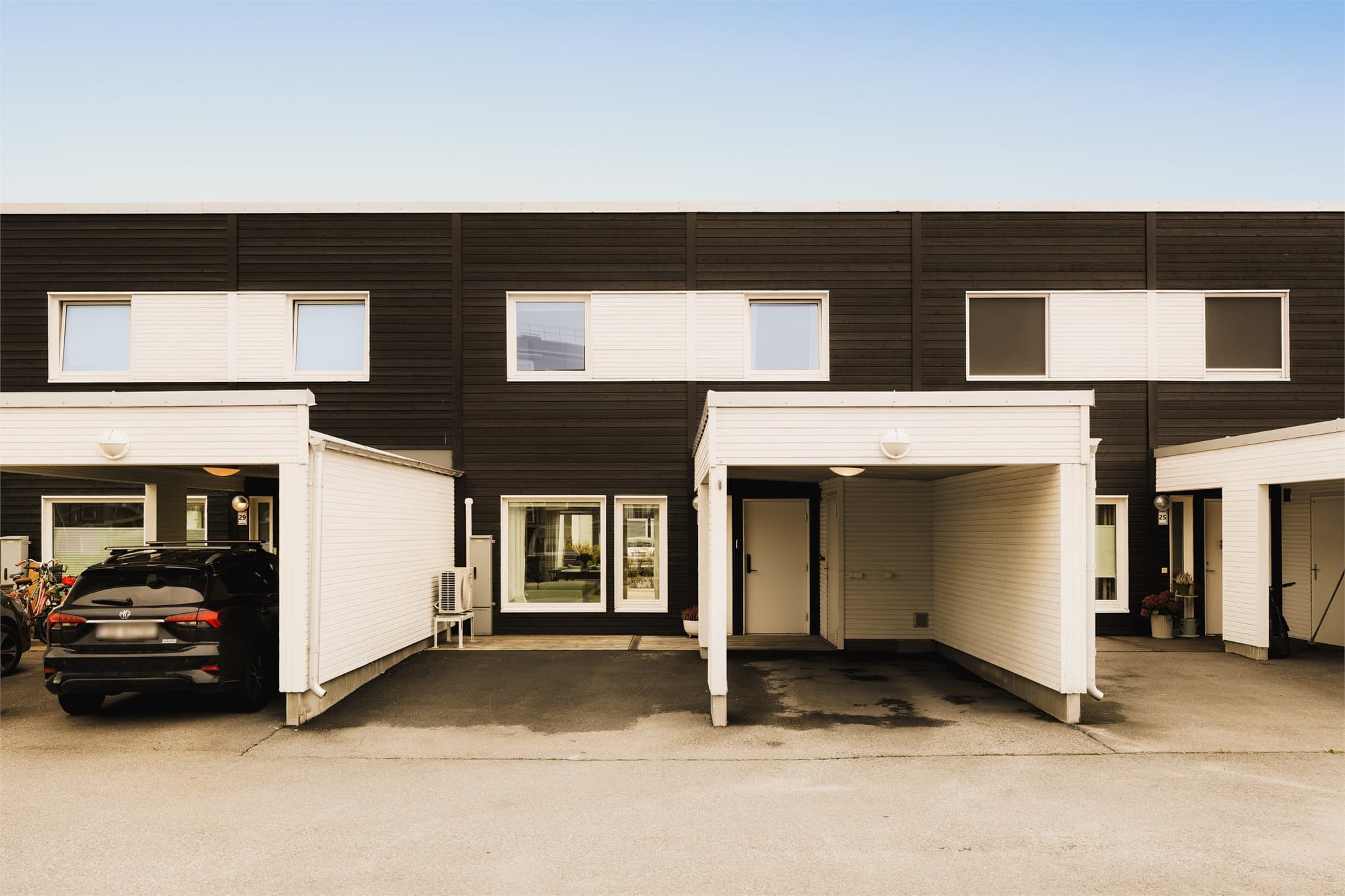 Rekkehuset har et hyggelig inngangsparti som byr på morgensol. Parkering gjøres foran boligen samt i carport med elbil-lader. Praktisk sportbod.