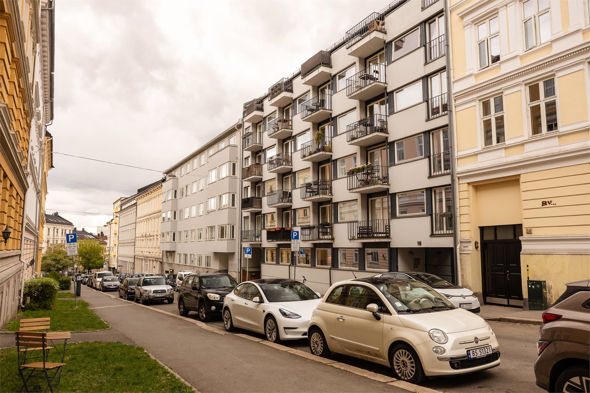 Fra Stensgata er det kun et par minutters gange til trikkestoppet "Stensgata" med linje 17 og 18.