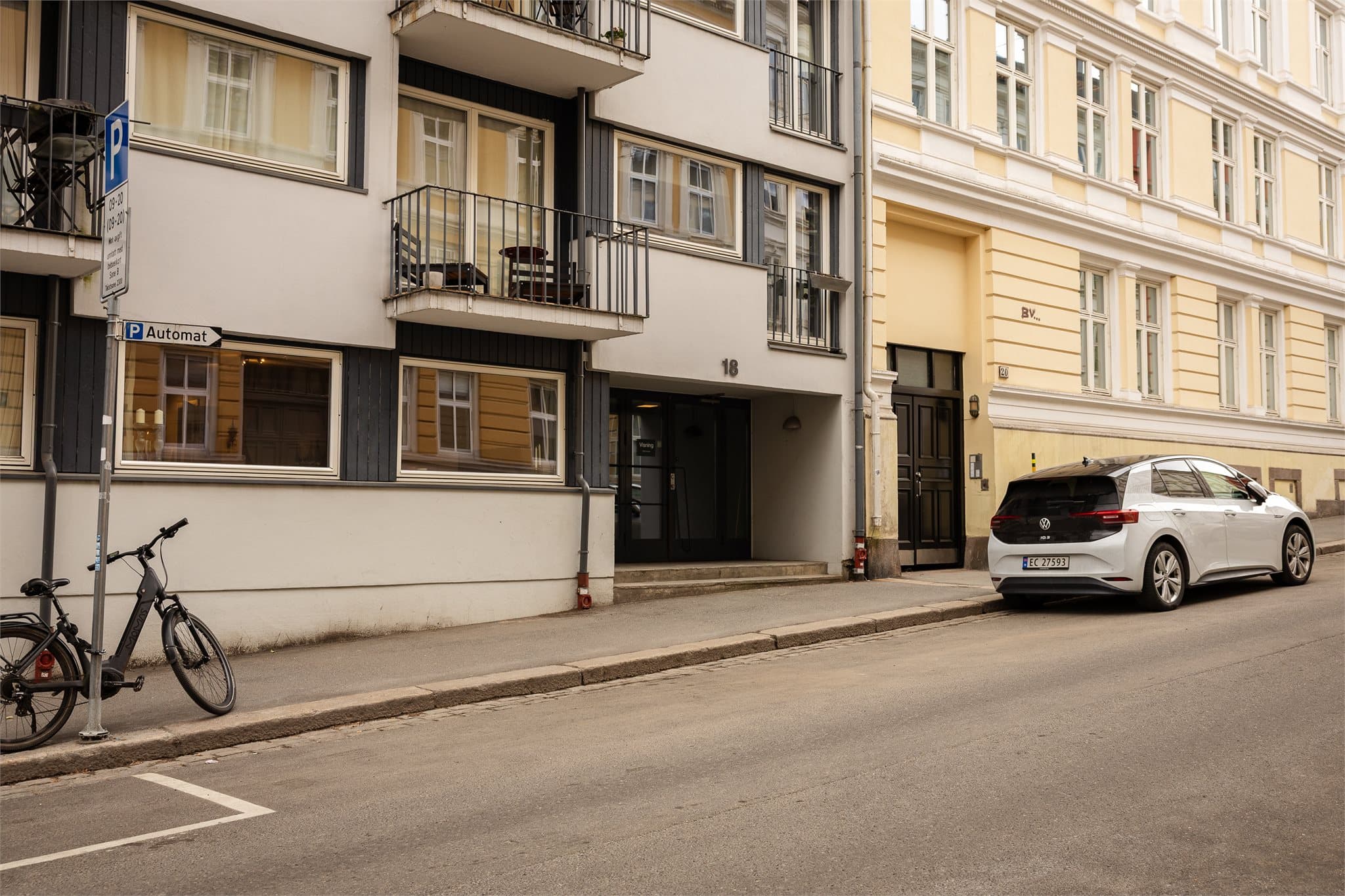 Leiligheten ligger i en enveiskjørt og rolig gate, skjermet for gjennomgangstrafikk.
