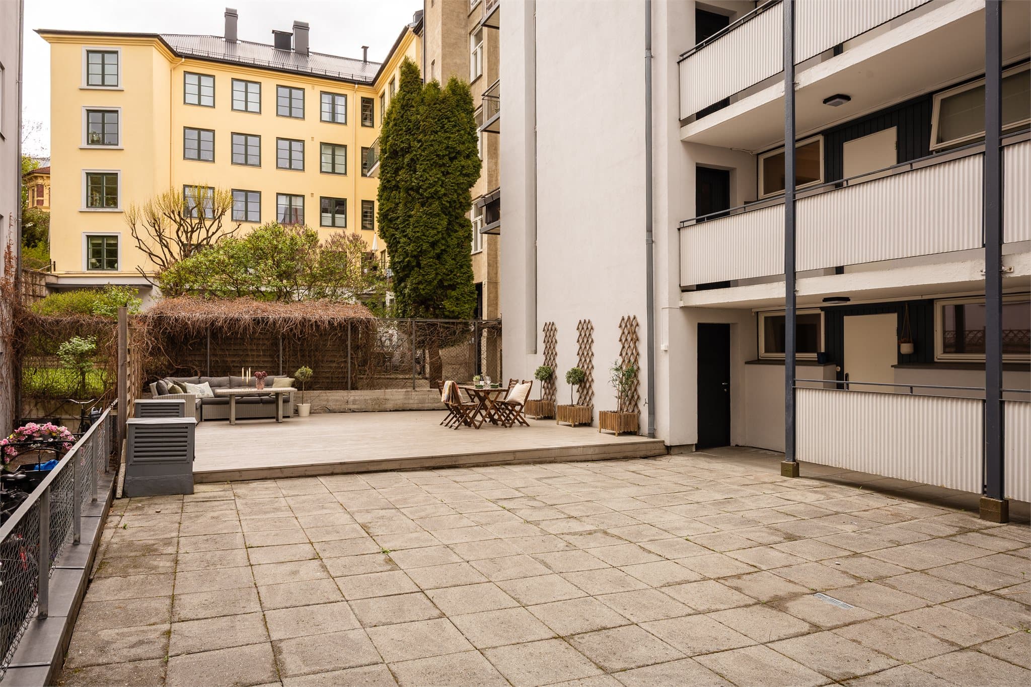 Okey, nå skal vi inn. Jeg måtte bare vise dere hvor fin denne bakgården er.