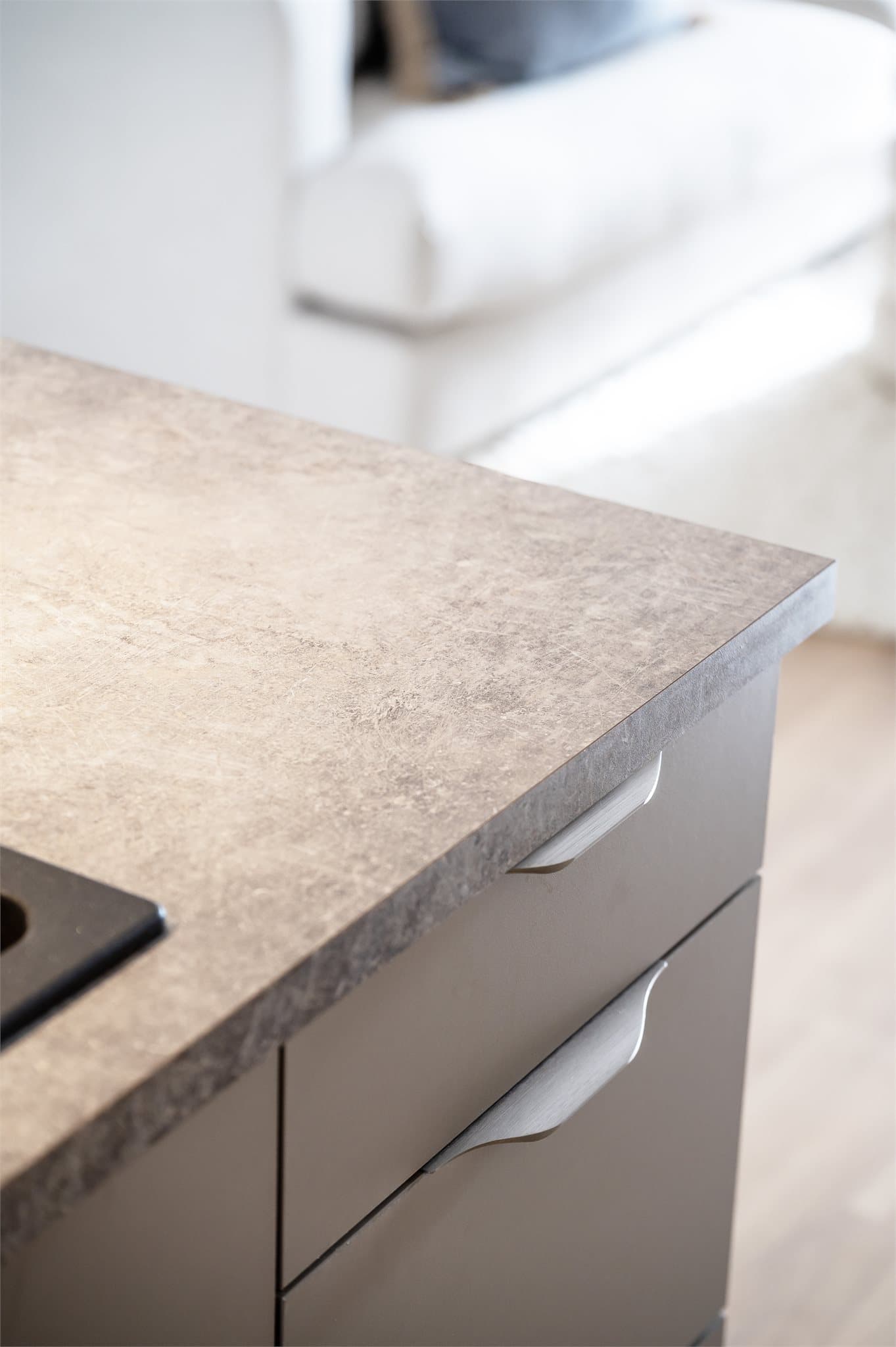 Det er gjort flere gjennomtenkte tilvalg som gir både økt funksjonalitet og et ekslusivt preg. Det er gjort tilvalg på utvidet underskap og benkeplate. Samt vask i sort kompositt.