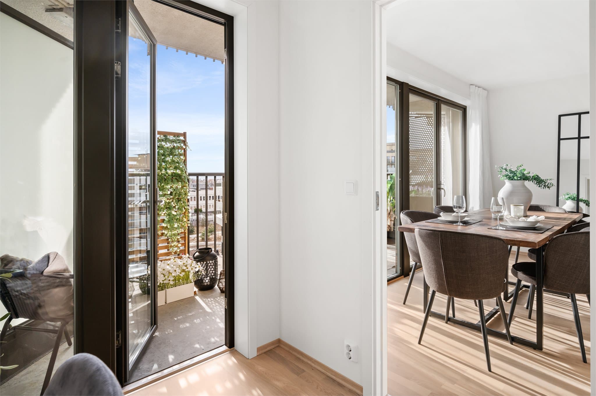 Balkongen kan også nås fra leilighetens III soverom, noe som gir ekstra fleksibilitet og komfort.