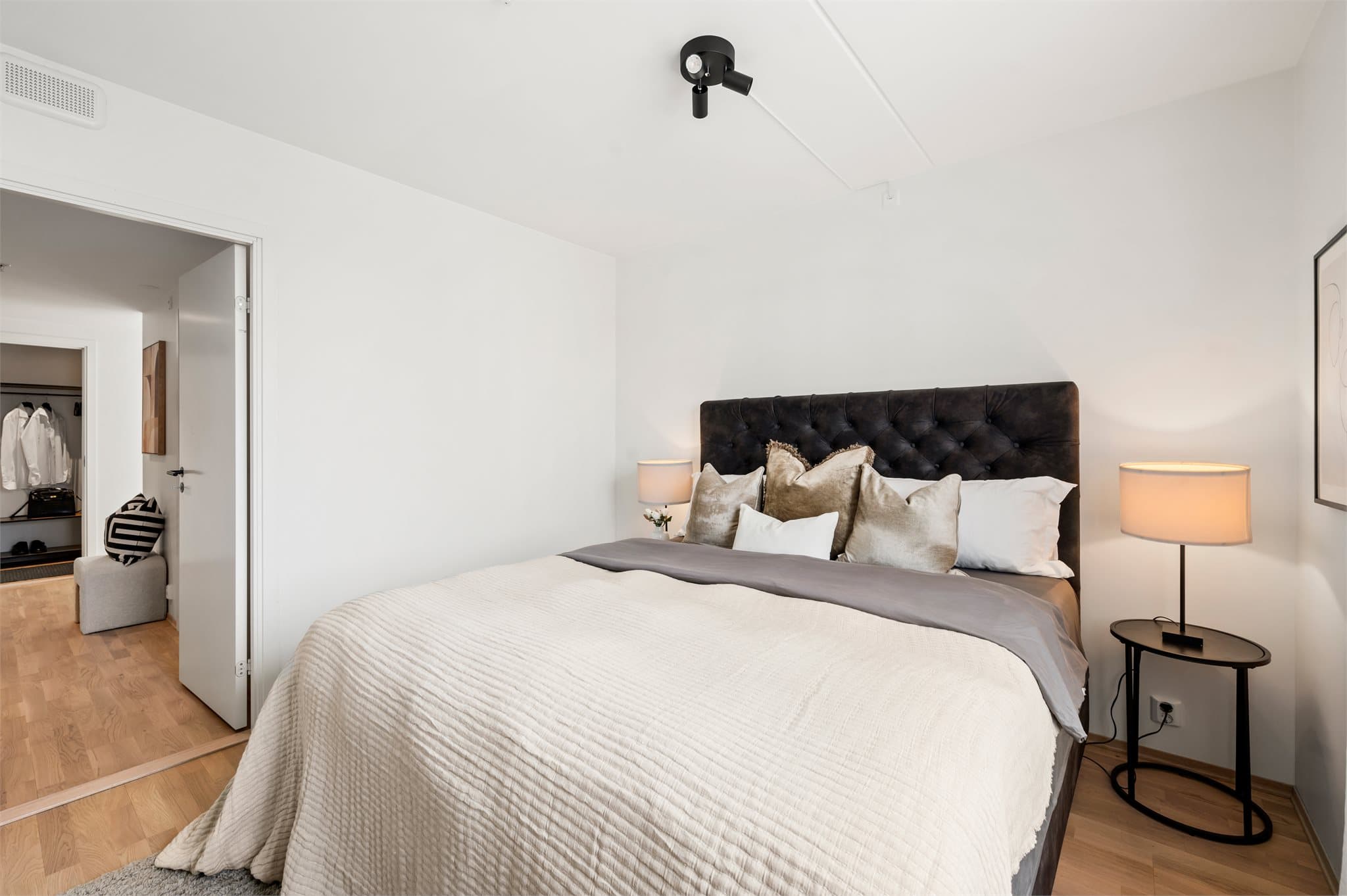 Leiligheten har totalt tre lyse soverom, alle med samme gjennomgående standard som resten av boligen.