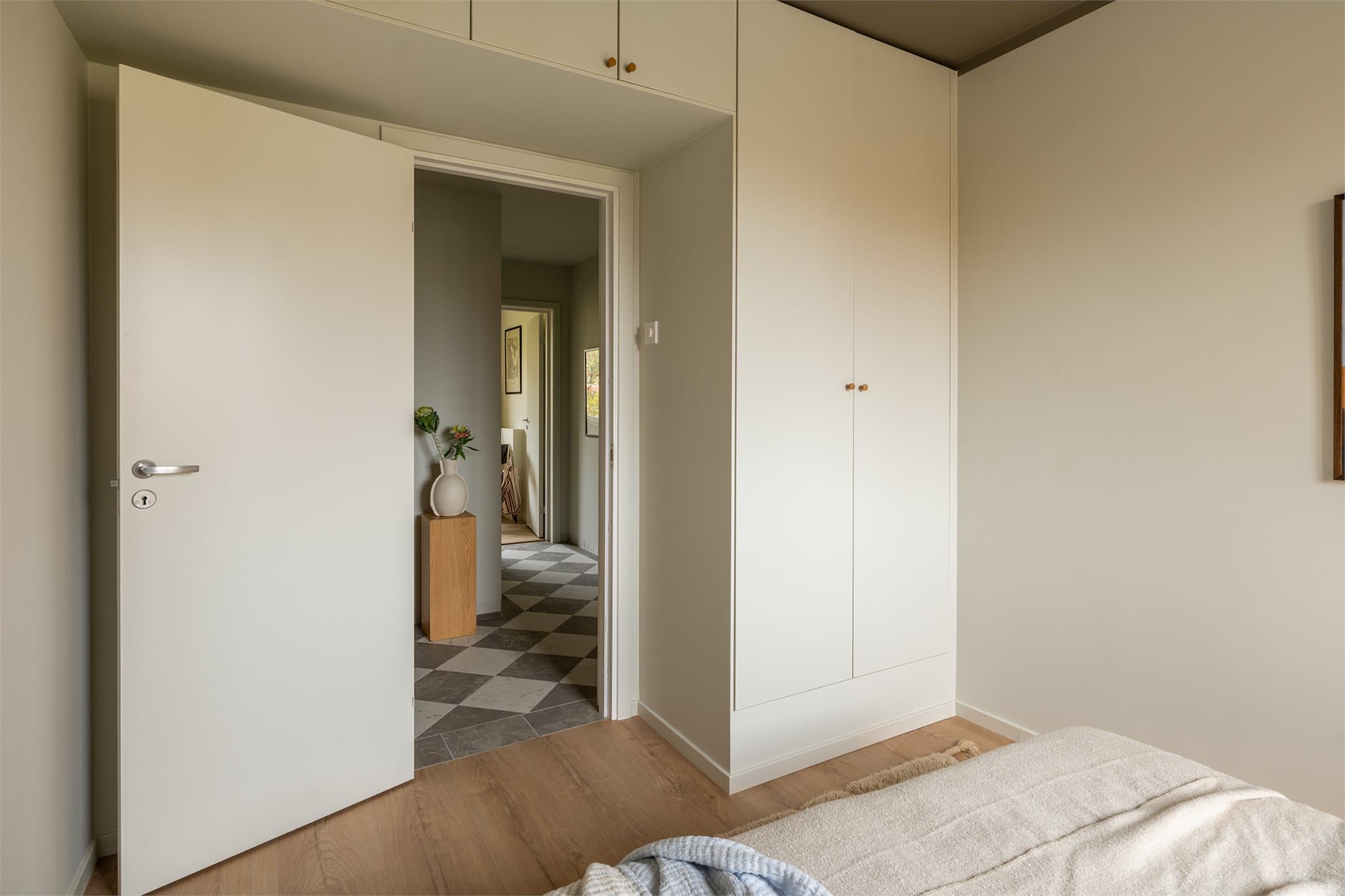 Plassbygd garderobe som kombinerer stil og funksjon.