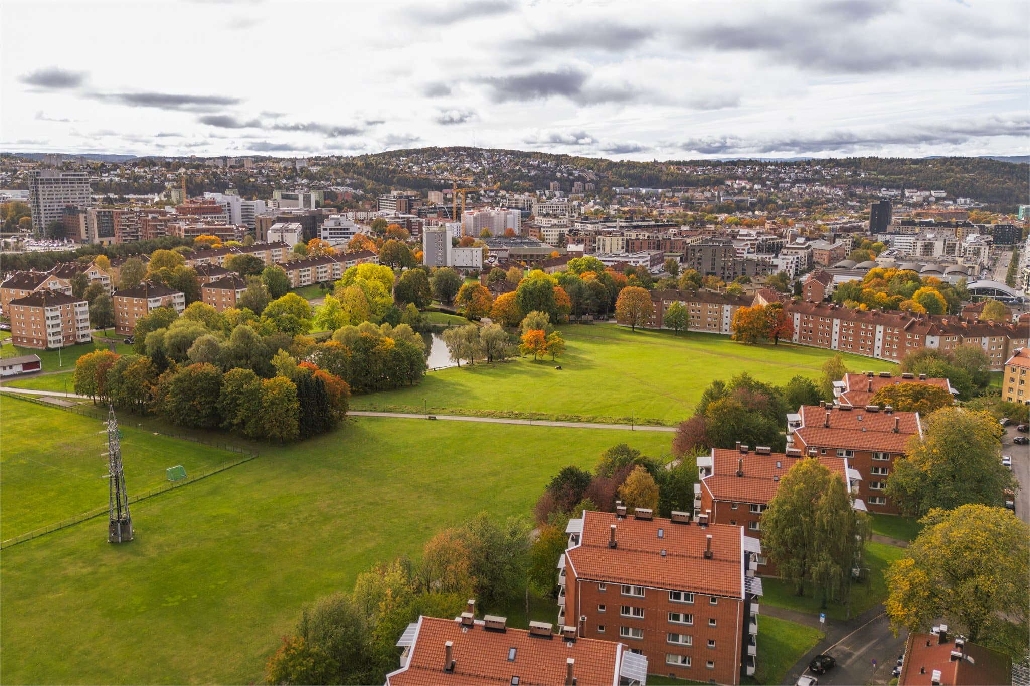 Nærområdet byr på grønne lunger og etablert boligbebyggelse.