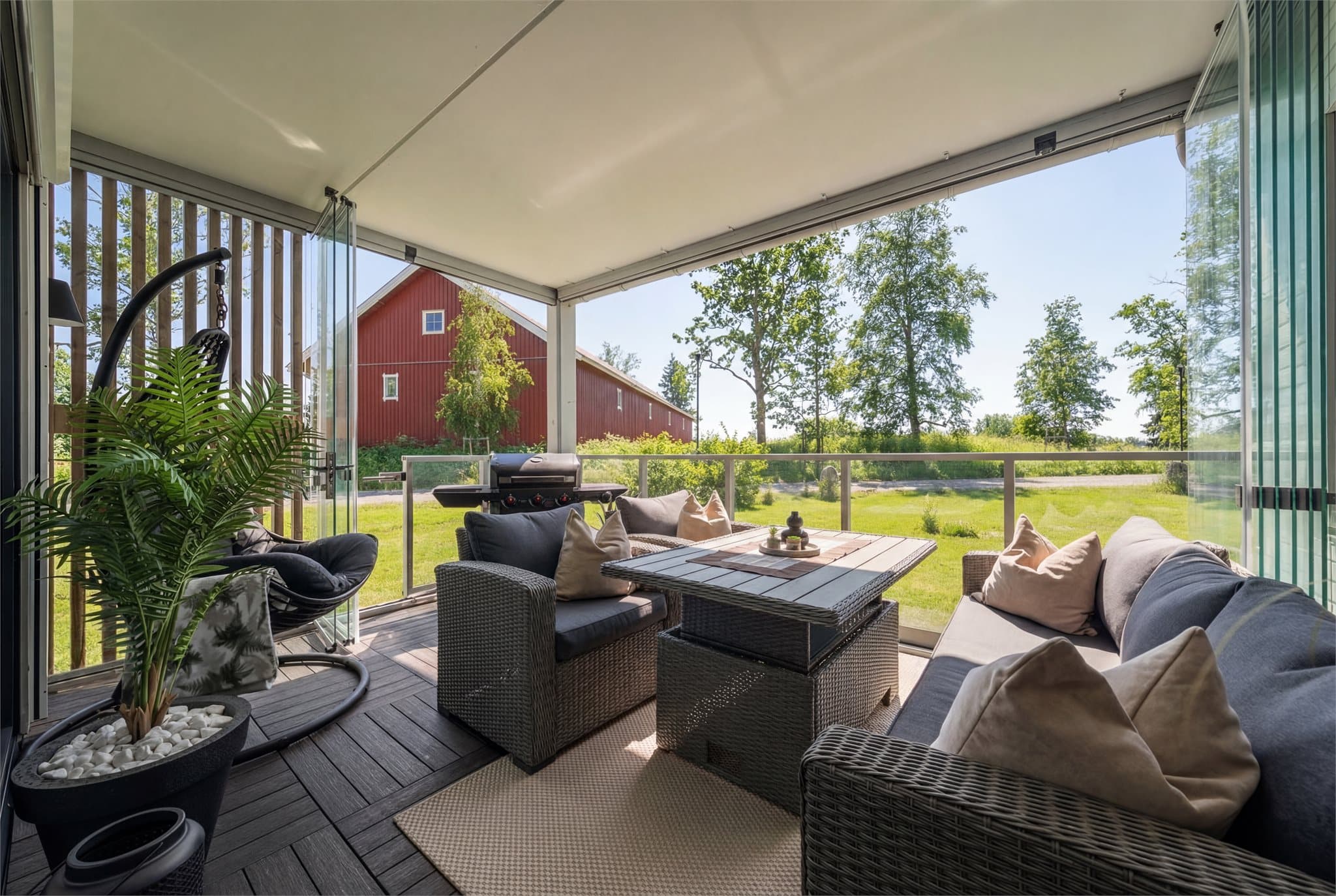 Leiligheten har en nydelig uteplass med klikkfliser og innglassing. Bildet er redigert fra vinter til sommer og avvik kan forekomme.