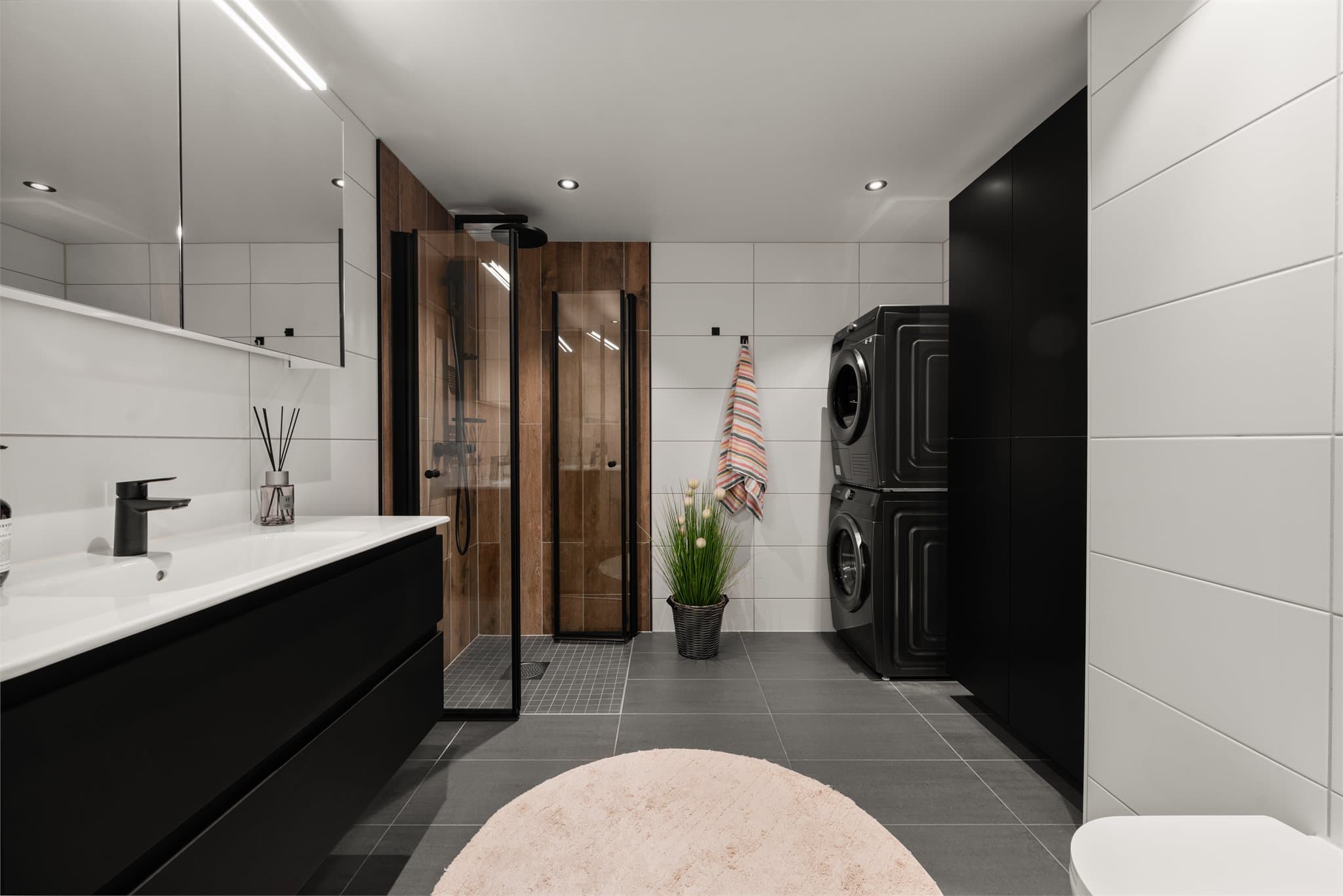 Smakfult baderom med gulvvarme.