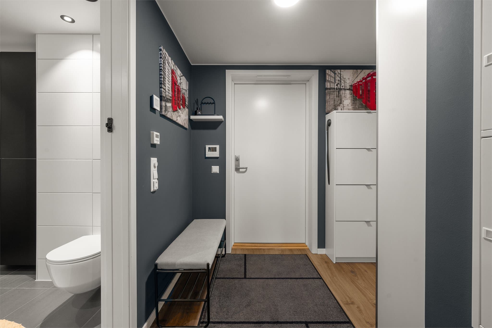 Entreen byr videre på garderobeskap og plass til ytterligere møblement.