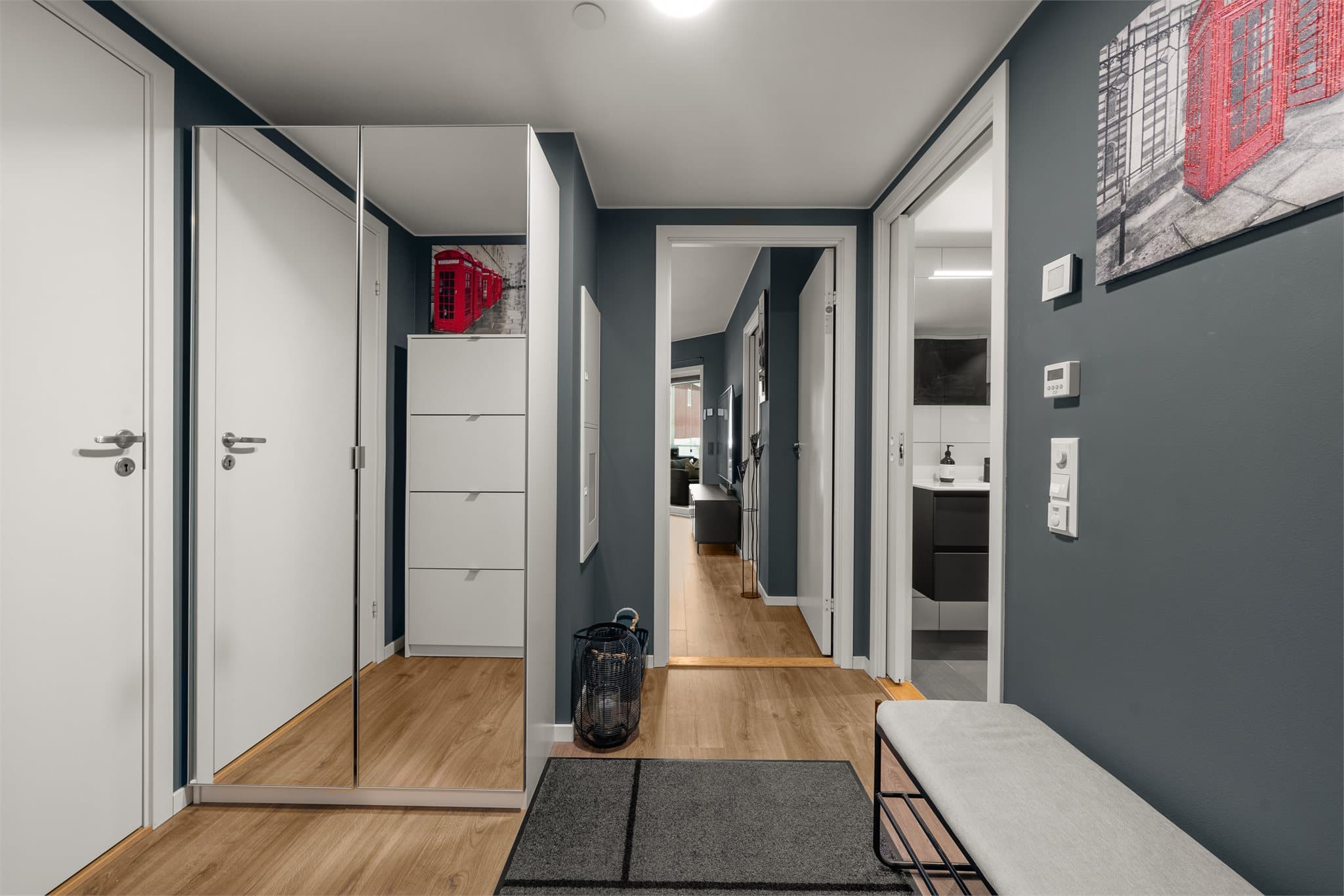 Fra entreen har man adkomst til innvendig bod.