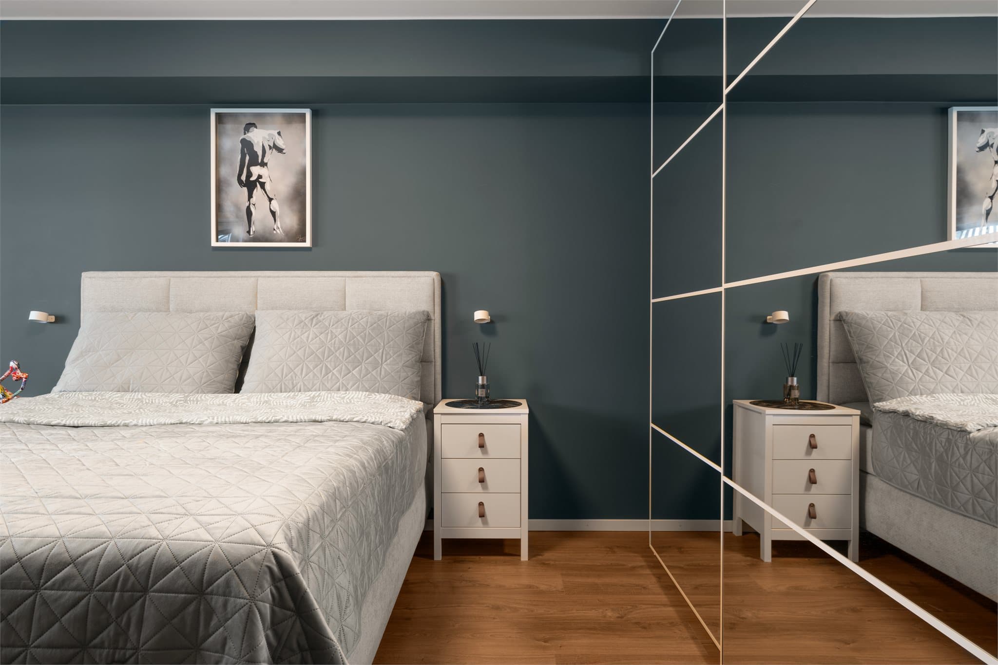 Det er satt inn garderobeskap med speilfronter.