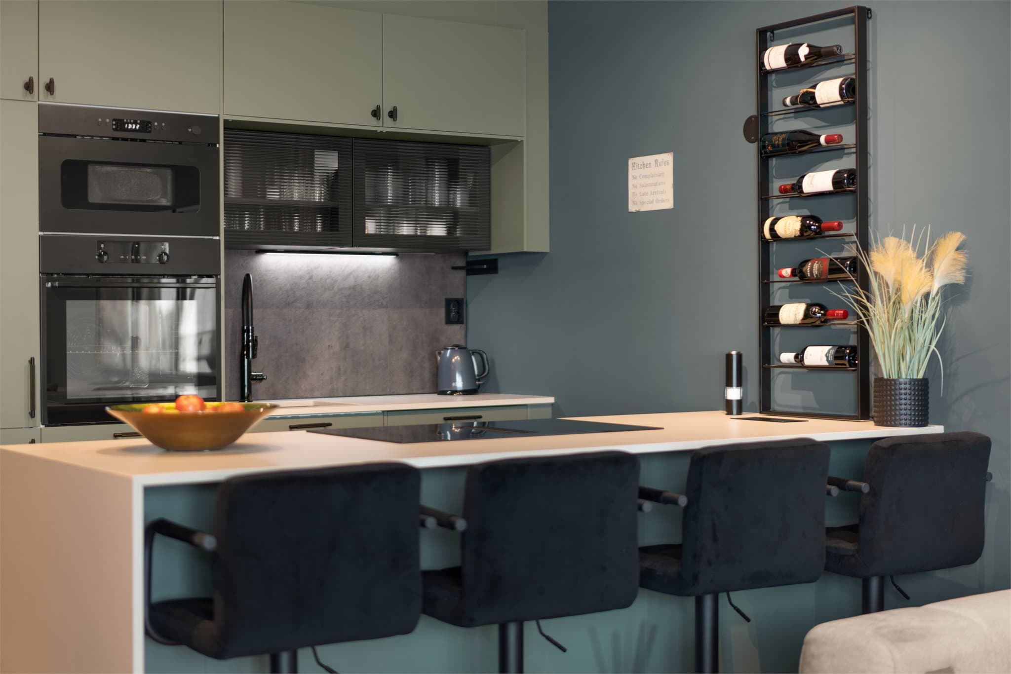 Kjøkken og stue er i åpen løsning.