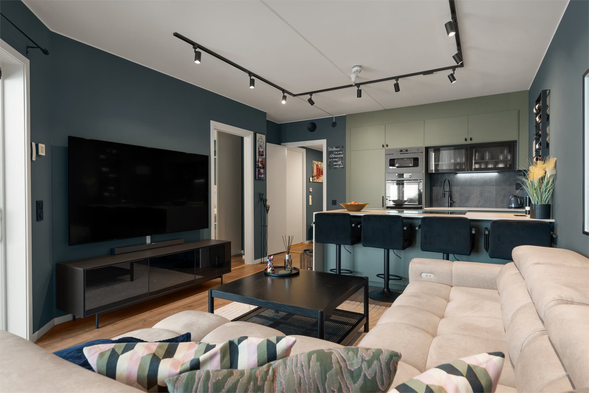 Det er god plass til sofaløsning med tilhørende mediemøblement.