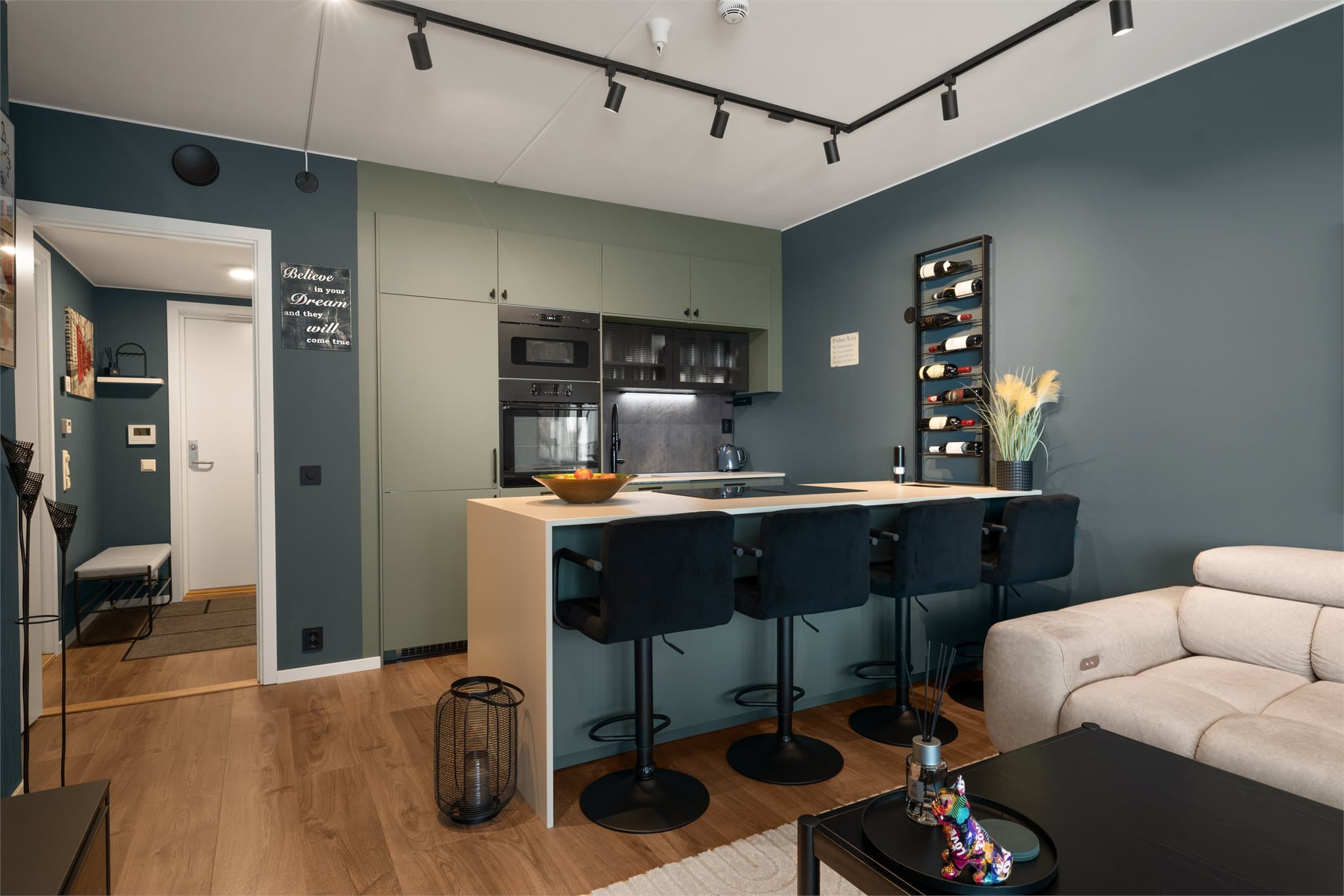 Kjøkkeninnredningen er fra Ikea med slette fronter og laminat benkeplate.